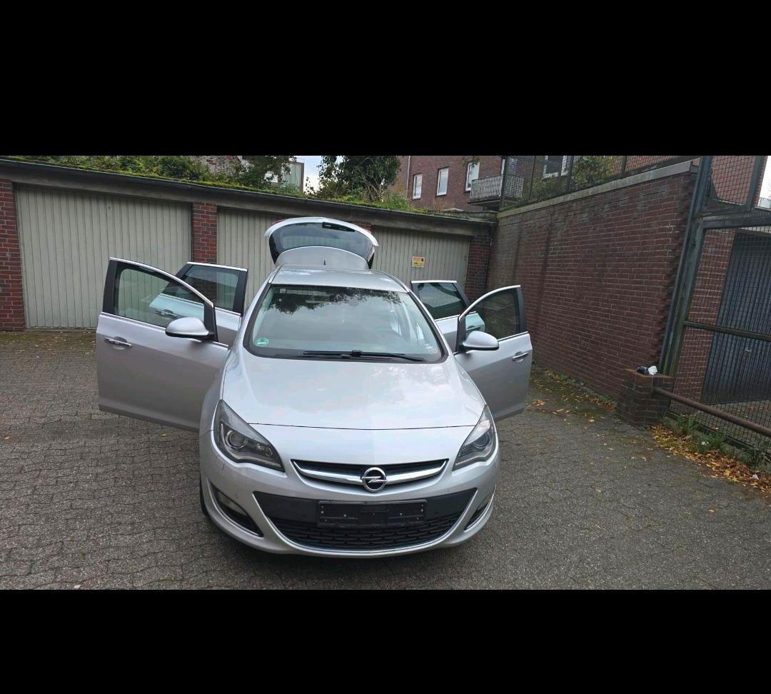 Opel Astra 2013 — interior