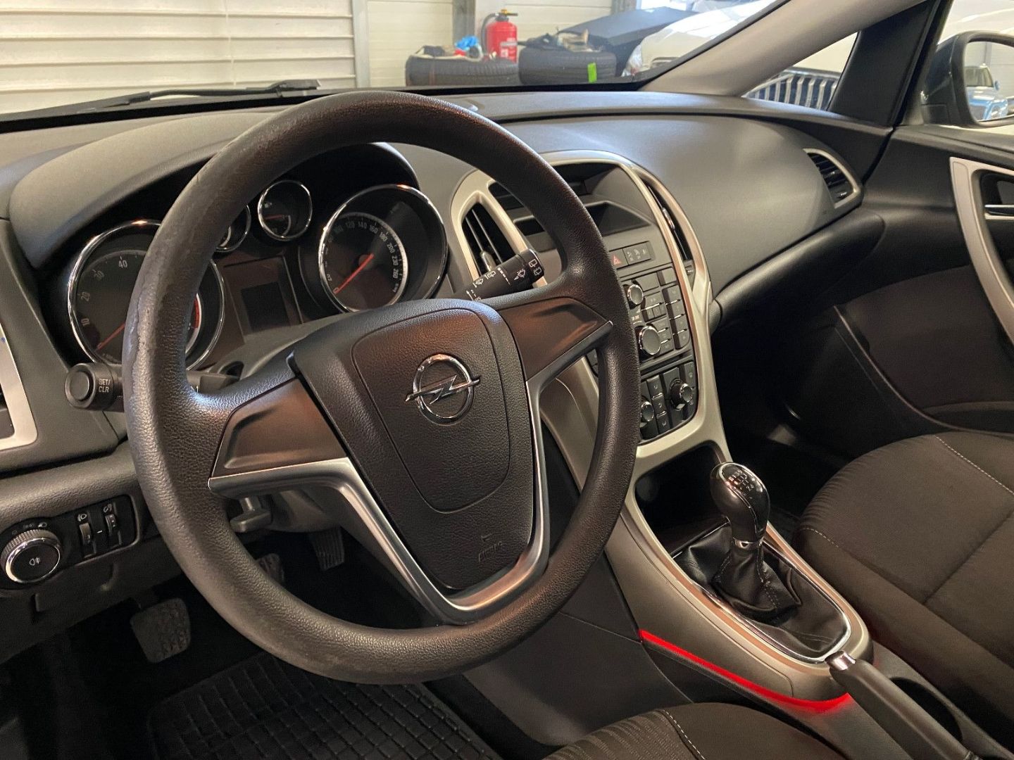 Fahrzeugabbildung Opel Astra J Lim. 5-trg. Edition AHK Klima
