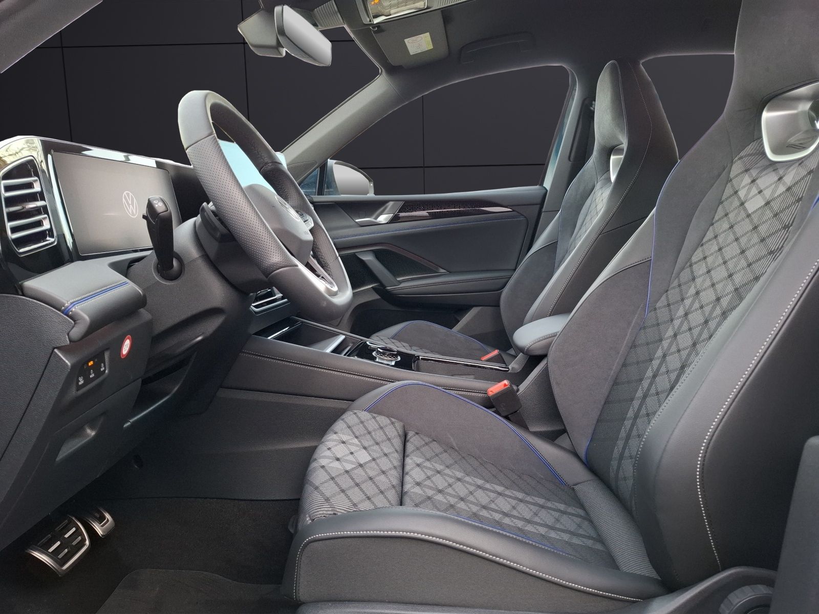 Fahrzeugabbildung Volkswagen Tiguan eTSI R-Line DSG Standhzg Matrix AHK Navi