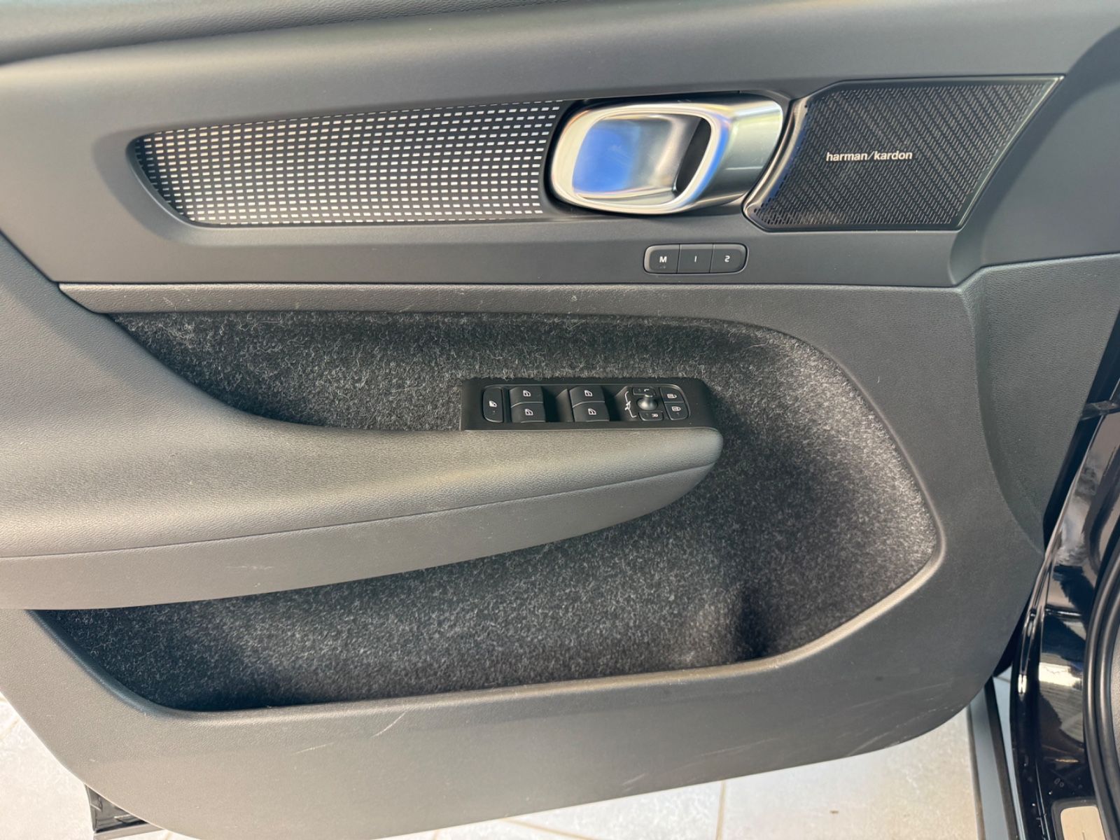 Fahrzeugabbildung Volvo XC 40 XC40 R Design Recharge Pure Electric AWD