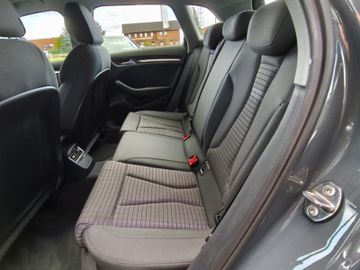 Audi A3 35 TFSI sport*Autom*LED*Navi*AHK*SHZ*PDC*