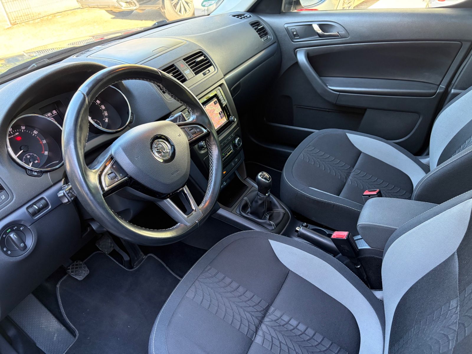 Fahrzeugabbildung SKODA Yeti Adventure+AHK+Navi+SHZ+Allw.LM+BT+PDC