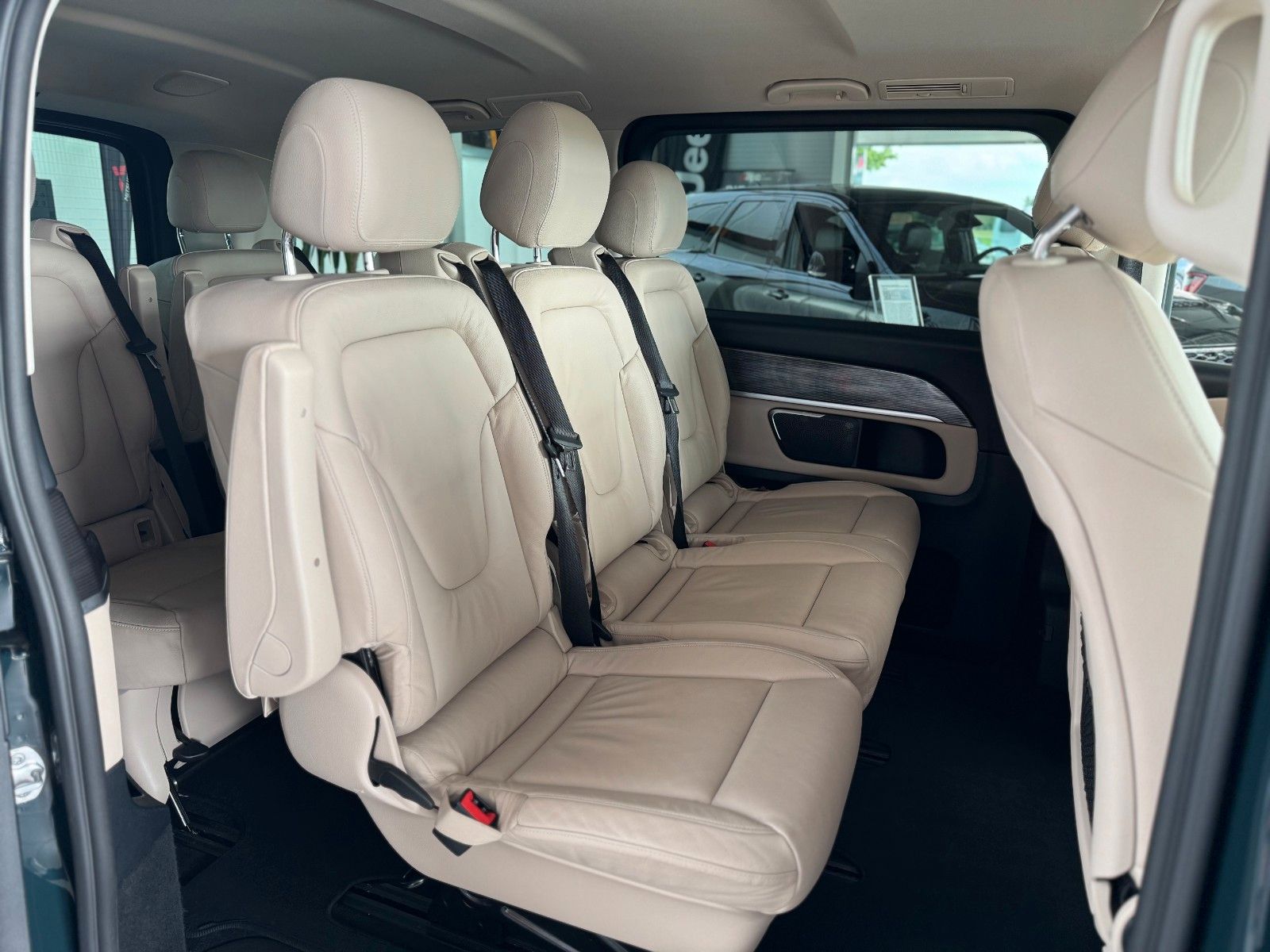 Fahrzeugabbildung Mercedes-Benz V-Klasse V 250d AVANTGARDE EDITION lang "AHK"