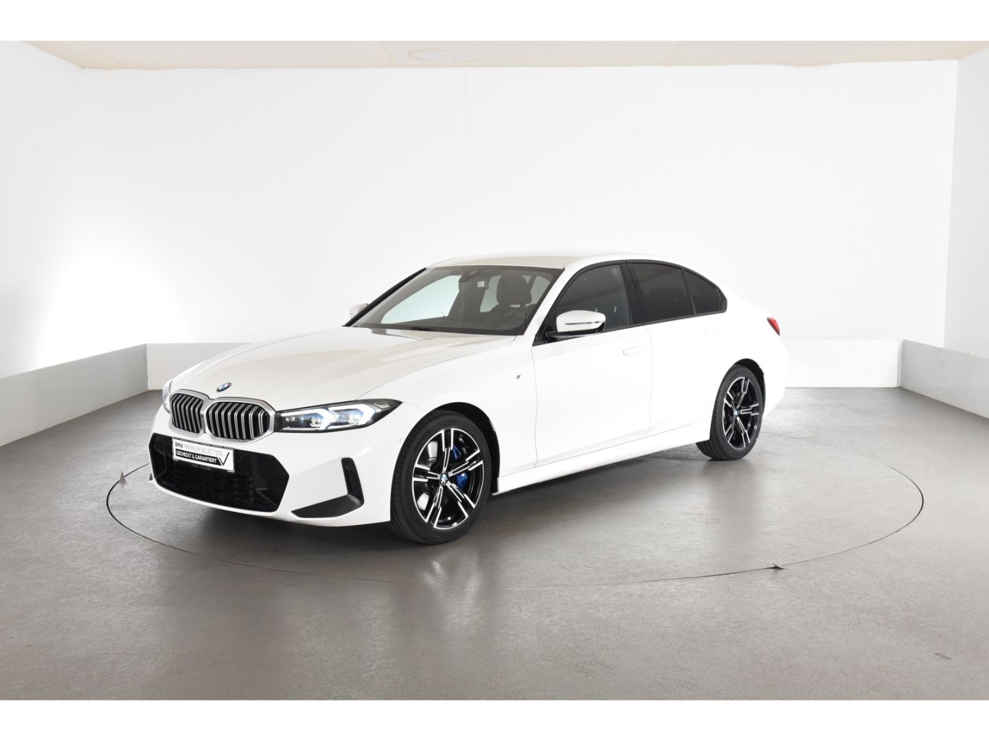 BMW 320 i M Sport Limousine Anhängerkupplung Lenkrad foto 2