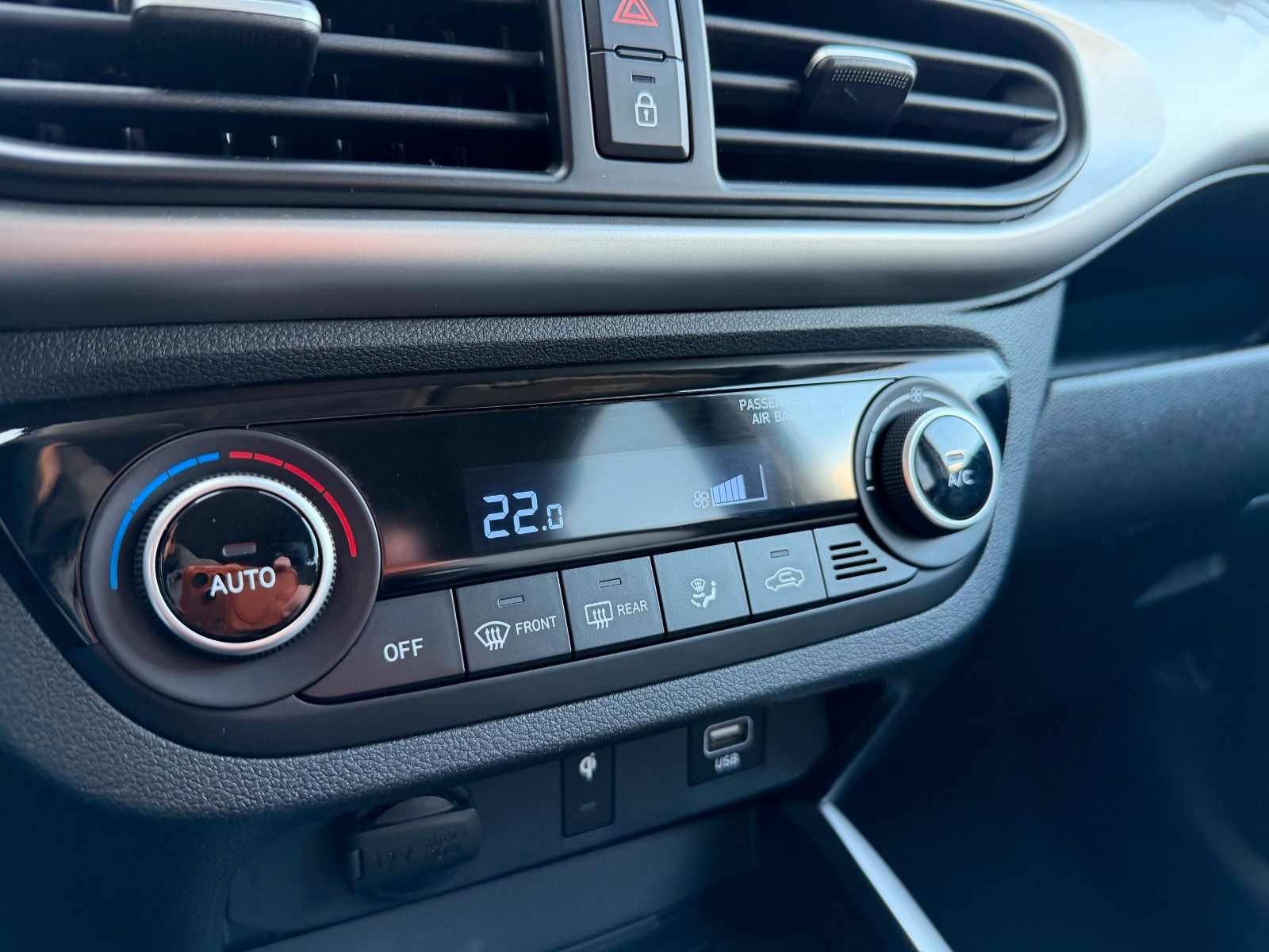 Fahrzeugabbildung Hyundai i10 1.2ltr. AMT Style 1 Hd. Scheckheft M+S