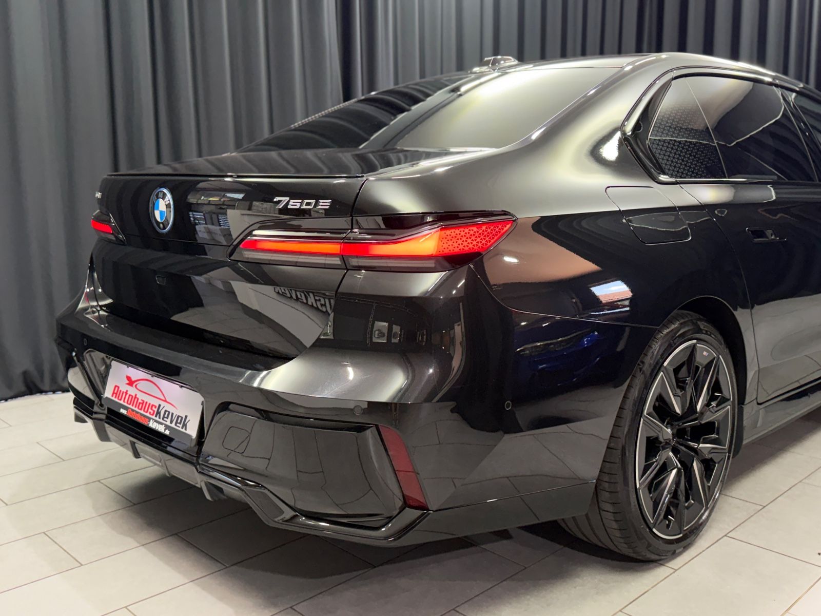 Fahrzeugabbildung BMW 750e xDrive M Sport Pro|TV|B&W|MASSAGE|SKY-LOUNG