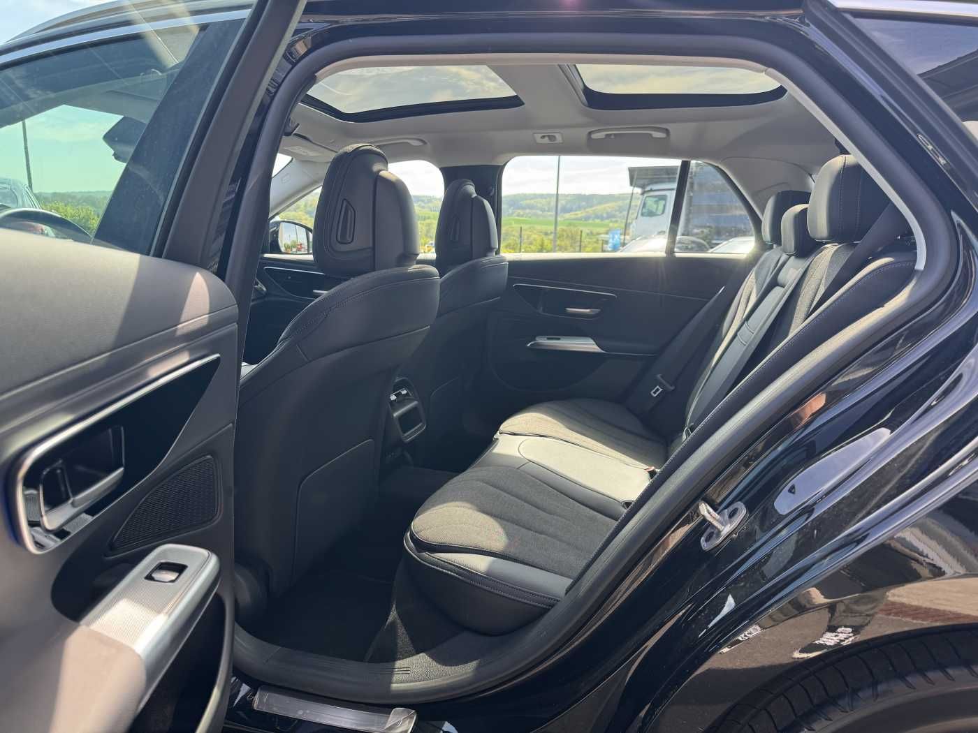 Fahrzeugabbildung Mercedes-Benz E 220 d Avantgarde+Pano+AHK+Distr+19Zoll+MBUX