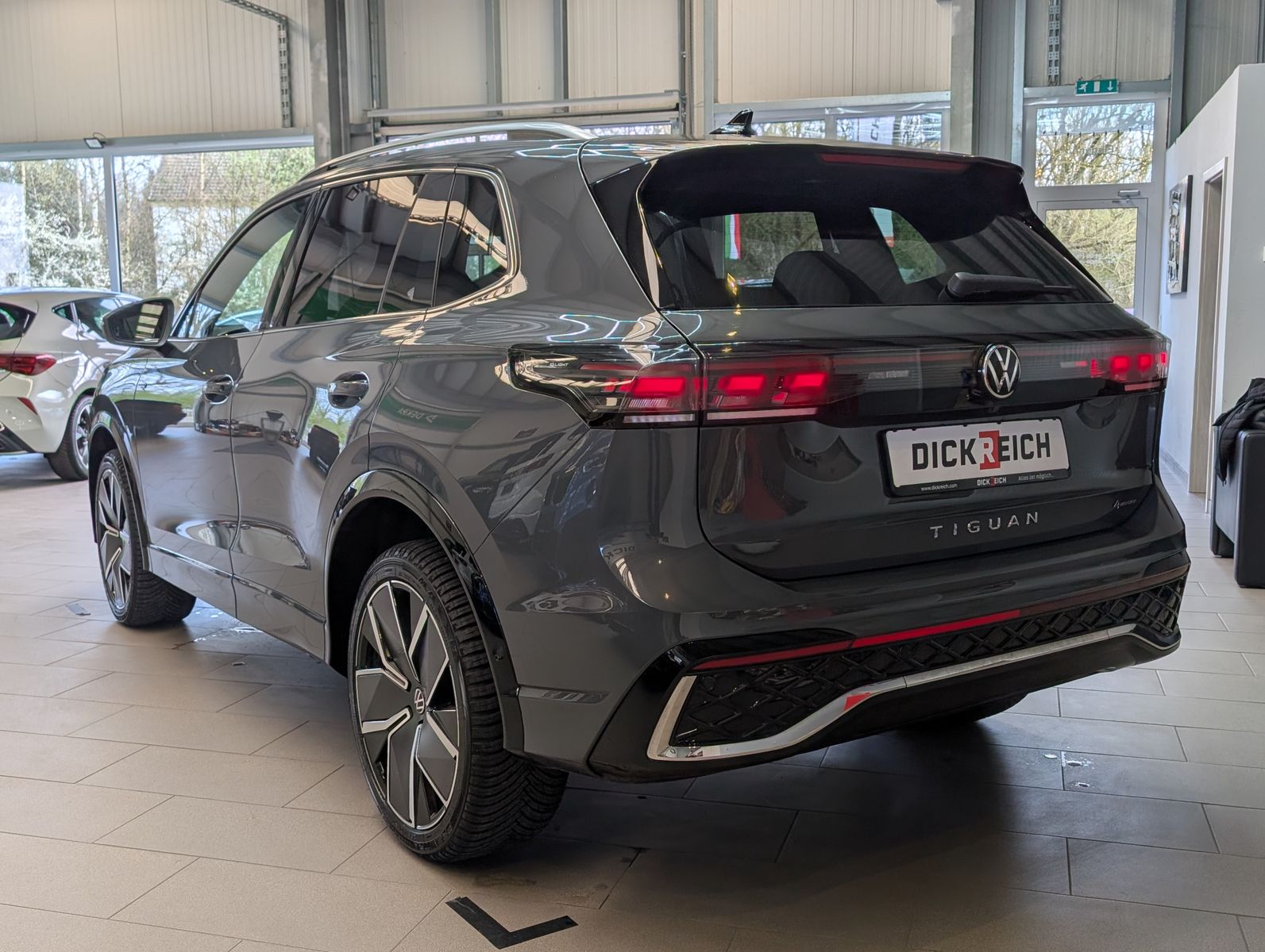Fahrzeugabbildung Volkswagen Tiguan 2.0TDI R-Line 4M Pano H/K AHK Matrix 20"