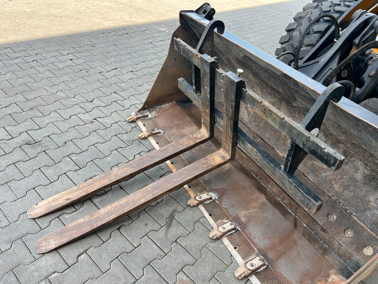 Fahrzeugabbildung JCB 409 SV / nur 2.496h / Klima Klappschaufel Gabel