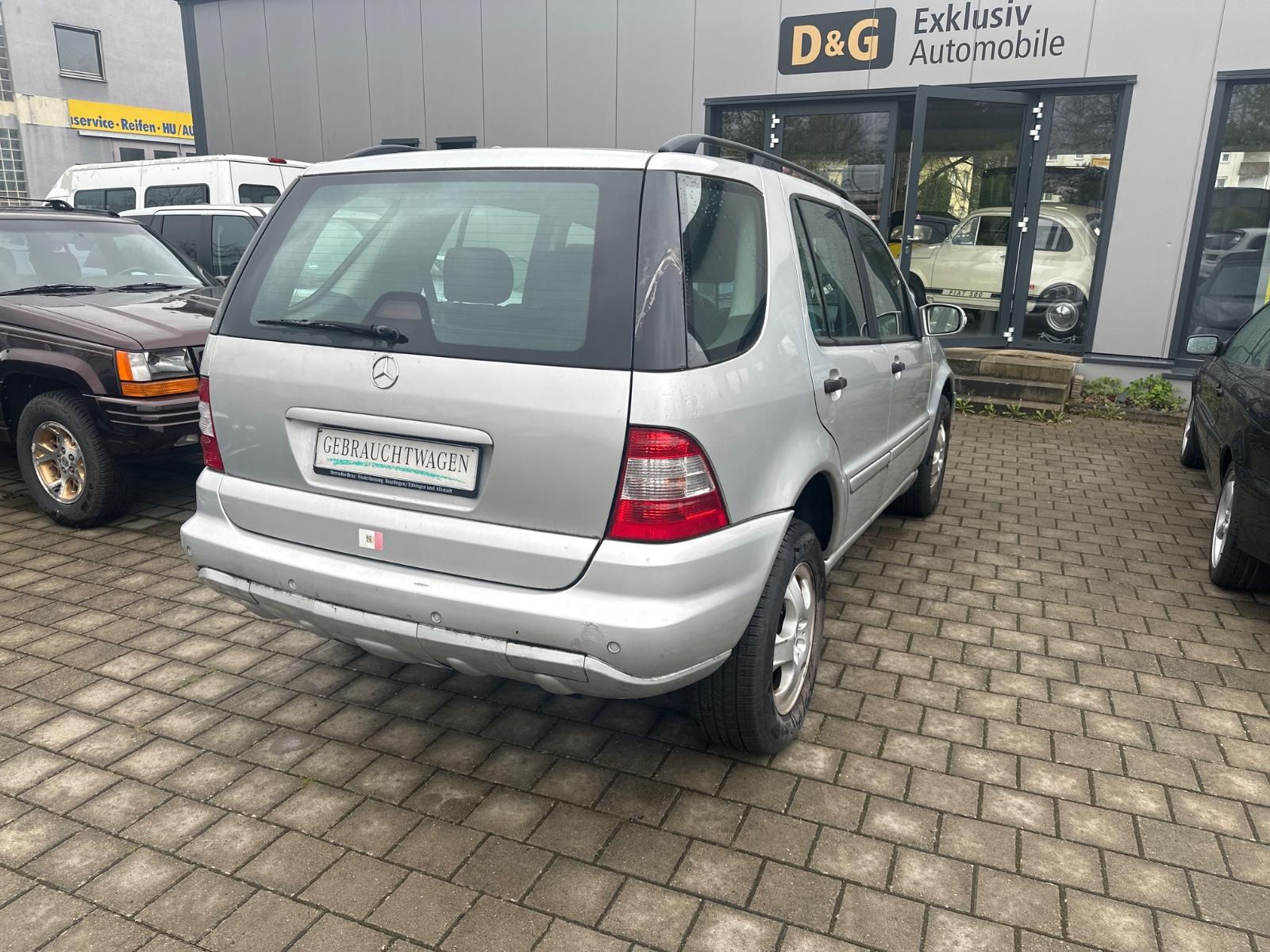 Mercedes-Benz ML 270 CDI    1´ H A N D