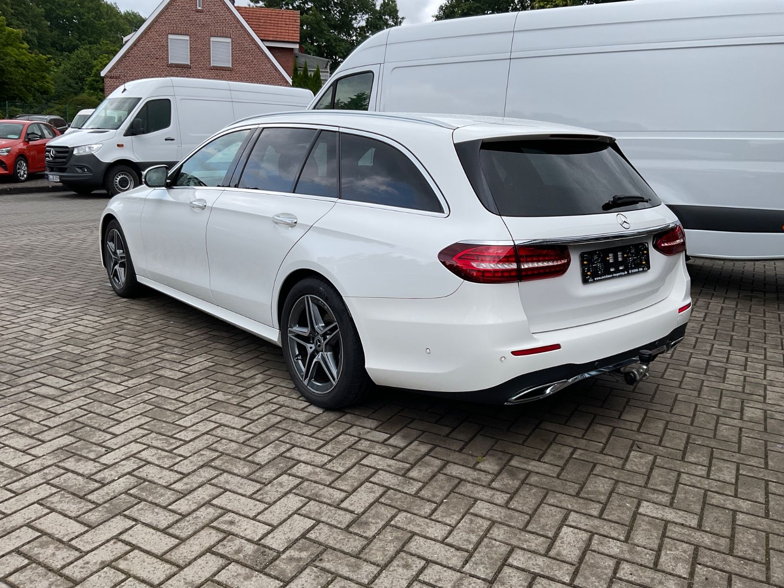 Fahrzeugabbildung Mercedes-Benz E 220 d T 4M,AMG, Memory,Kamera,AHK,Burmester