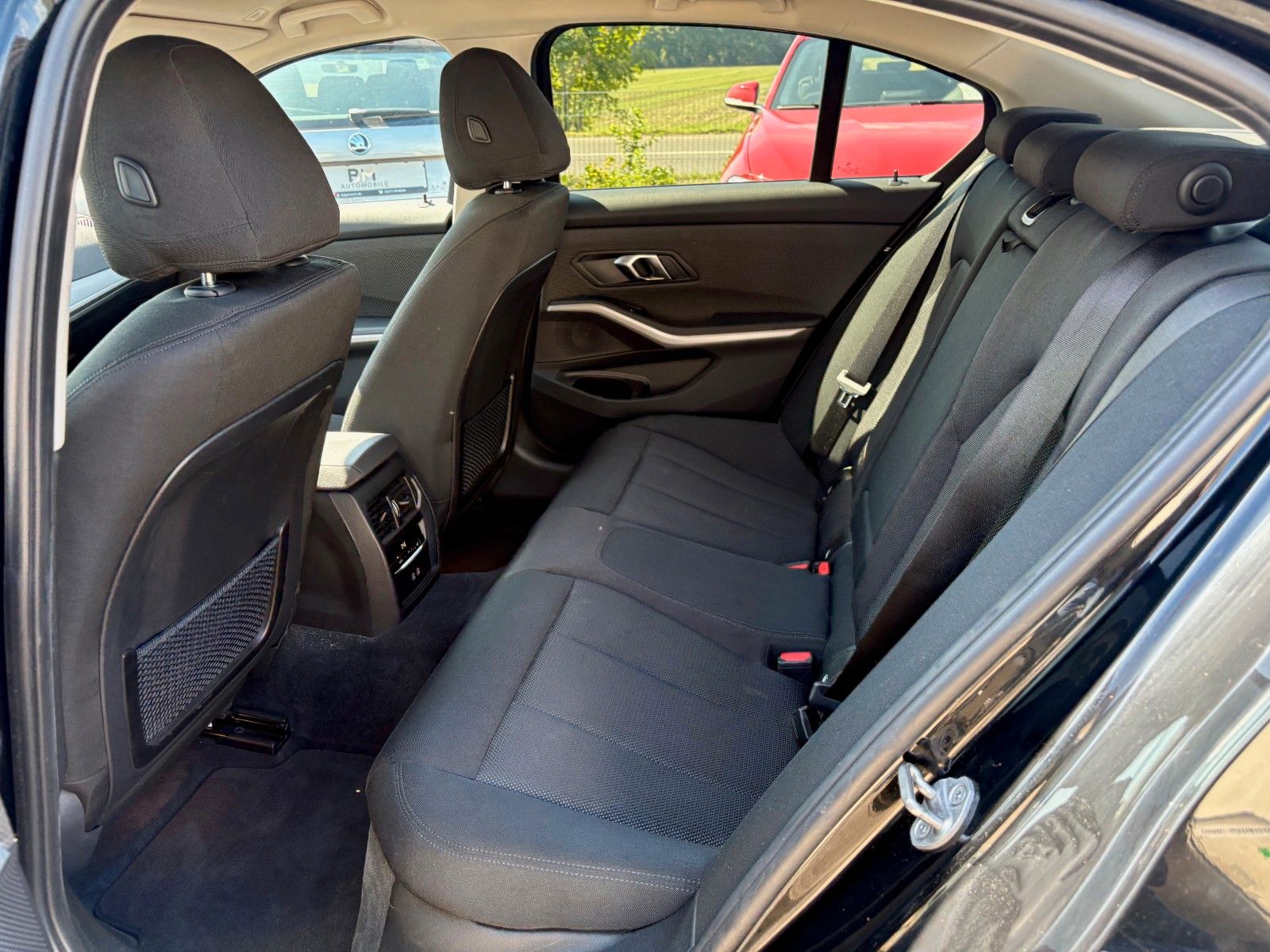 Fahrzeugabbildung BMW 320i Limo Aut. Navi 18"LMR LED 1.HAND SPORTLENK