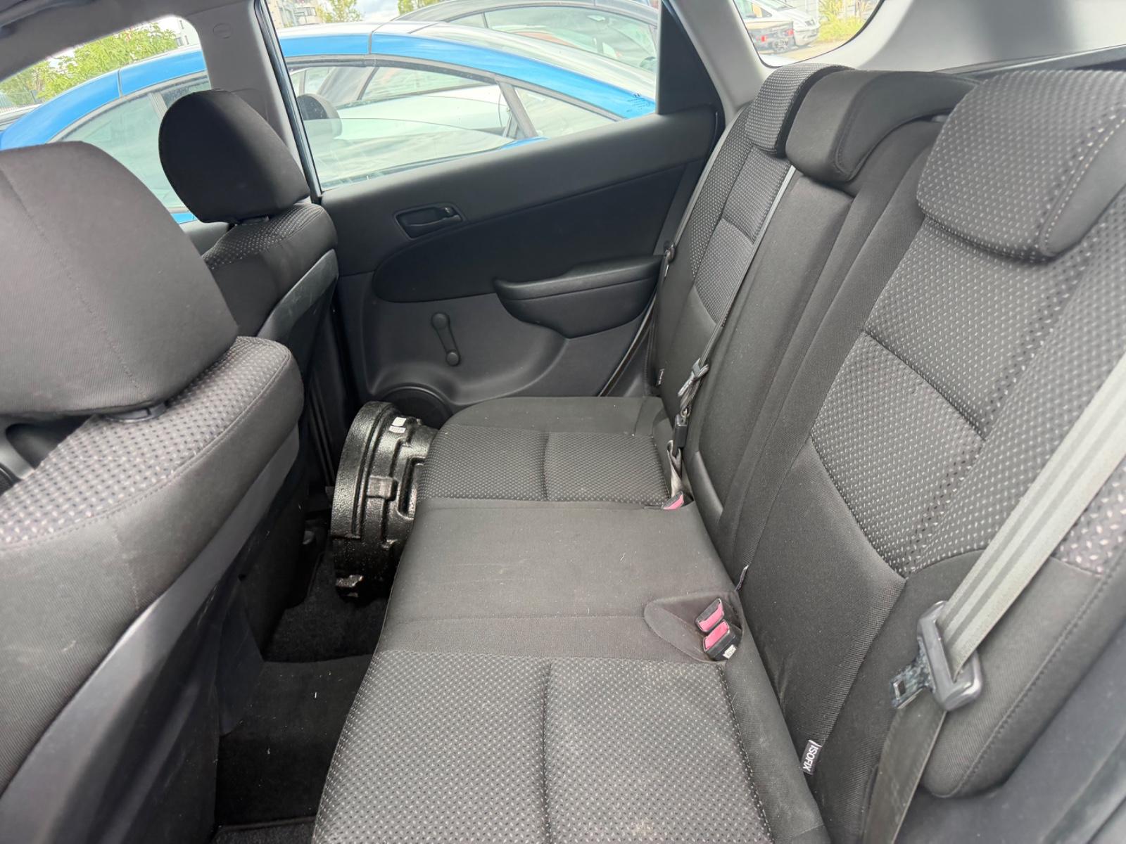 Hyundai i30 2010 — photo 11