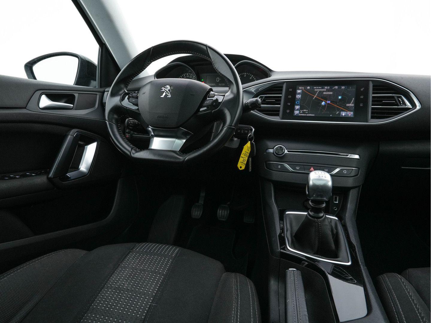 Peugeot 308 2015 — photo 7