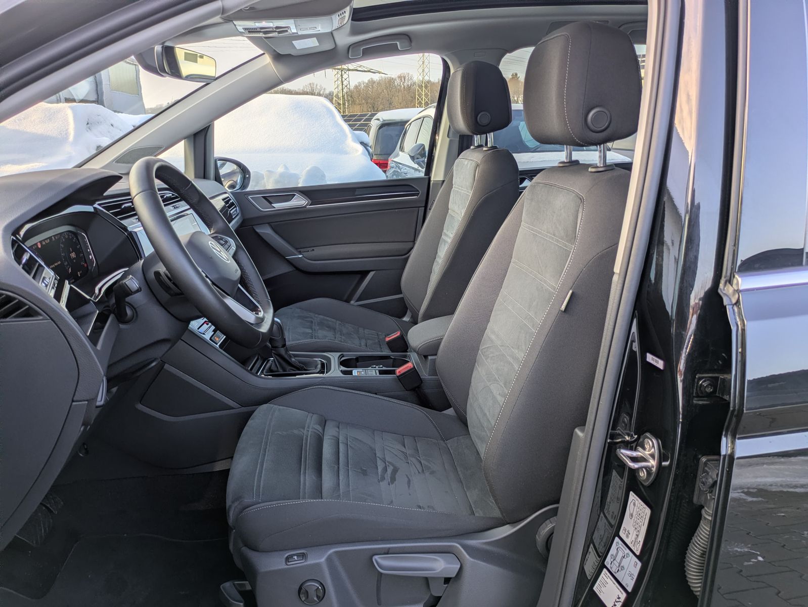 Fahrzeugabbildung Volkswagen Touran 2.0 DSG R-Line High. Pano 7-Si IQ.Dri AHK