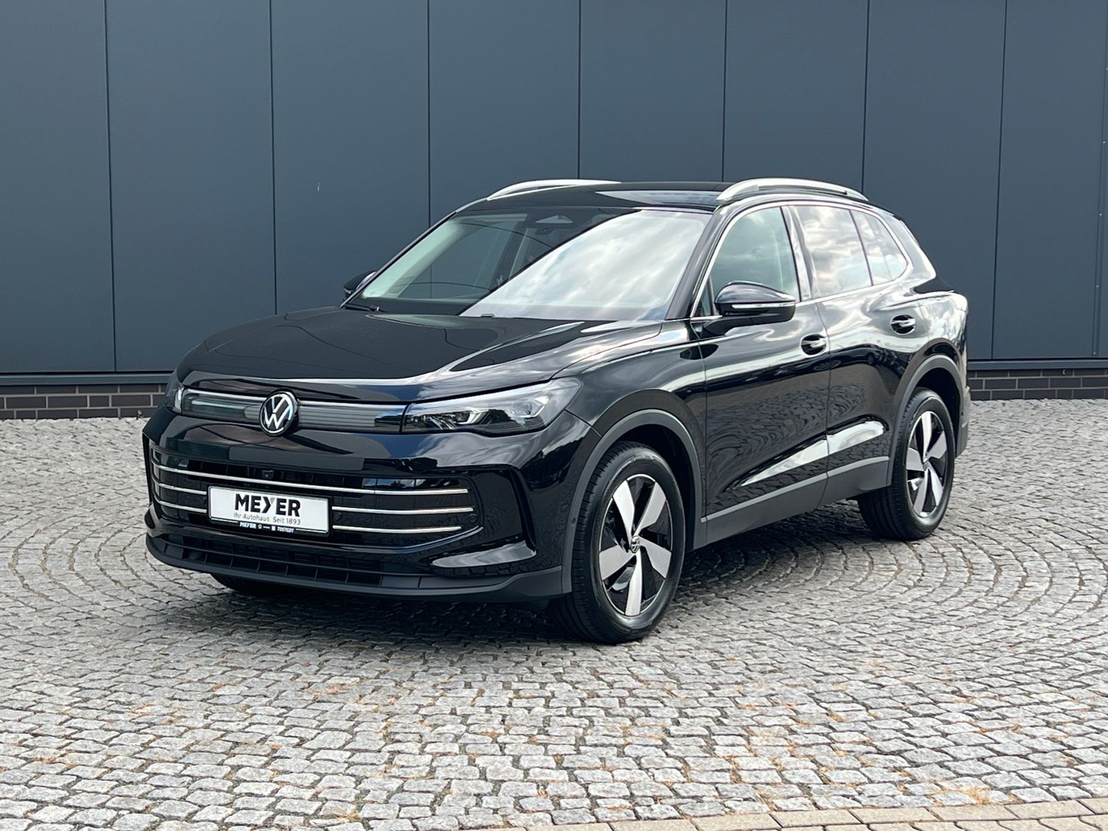 Fahrzeugabbildung Volkswagen Tiguan Elegance 1.5 eTSI DSG *AHK, IQ.Light, Nav