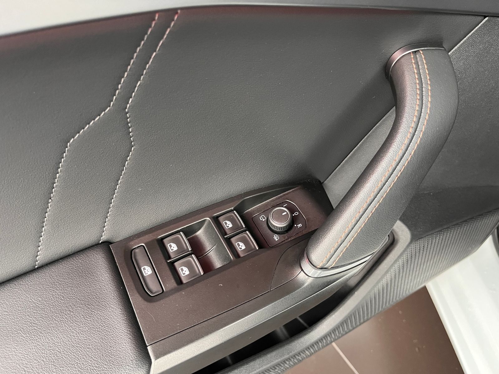 Fahrzeugabbildung CUPRA Leon Sportstourer VZ e-Hybrid RFK SHZ NAV