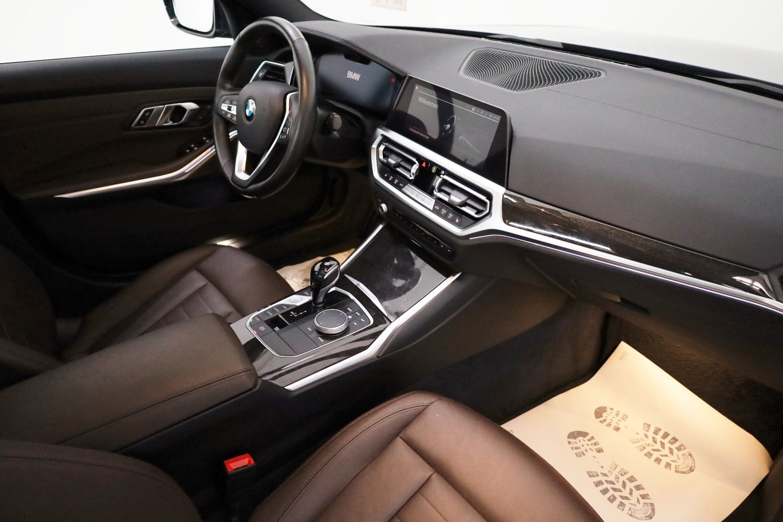 Fahrzeugabbildung BMW 330dA xDrive Luxury Line Leder,Navi,LED,SH,SD