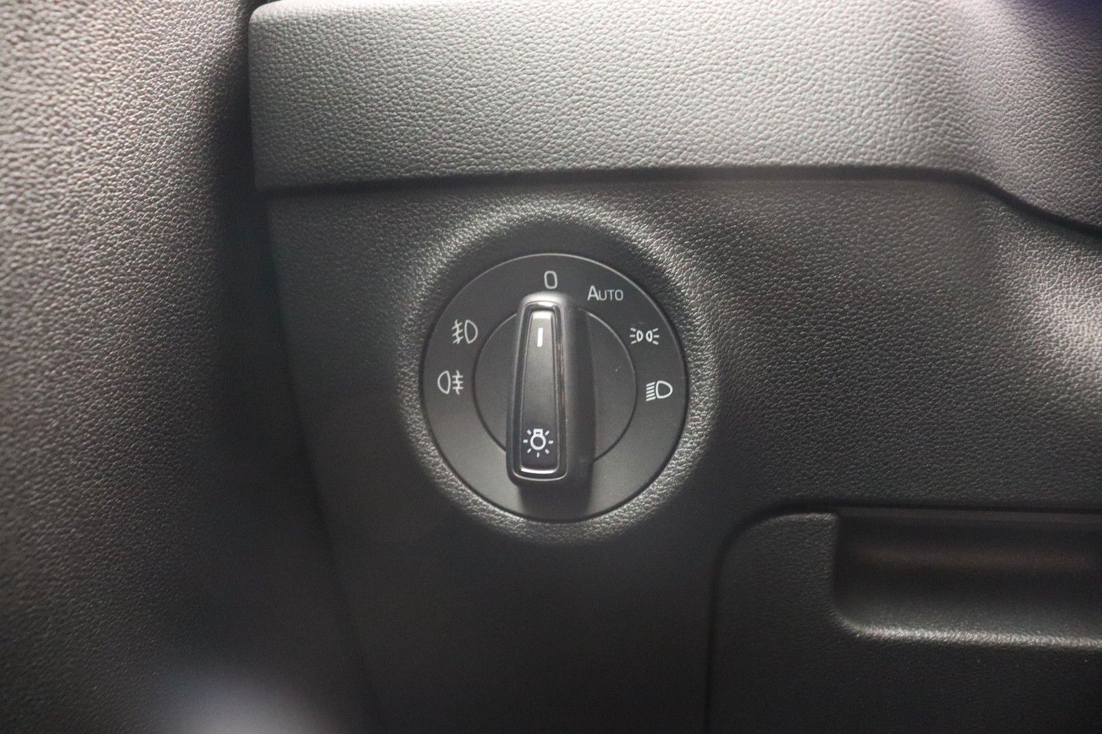 Fahrzeugabbildung SKODA Karoq 1.5 Ambition Sports-Line LED NAVI ACC