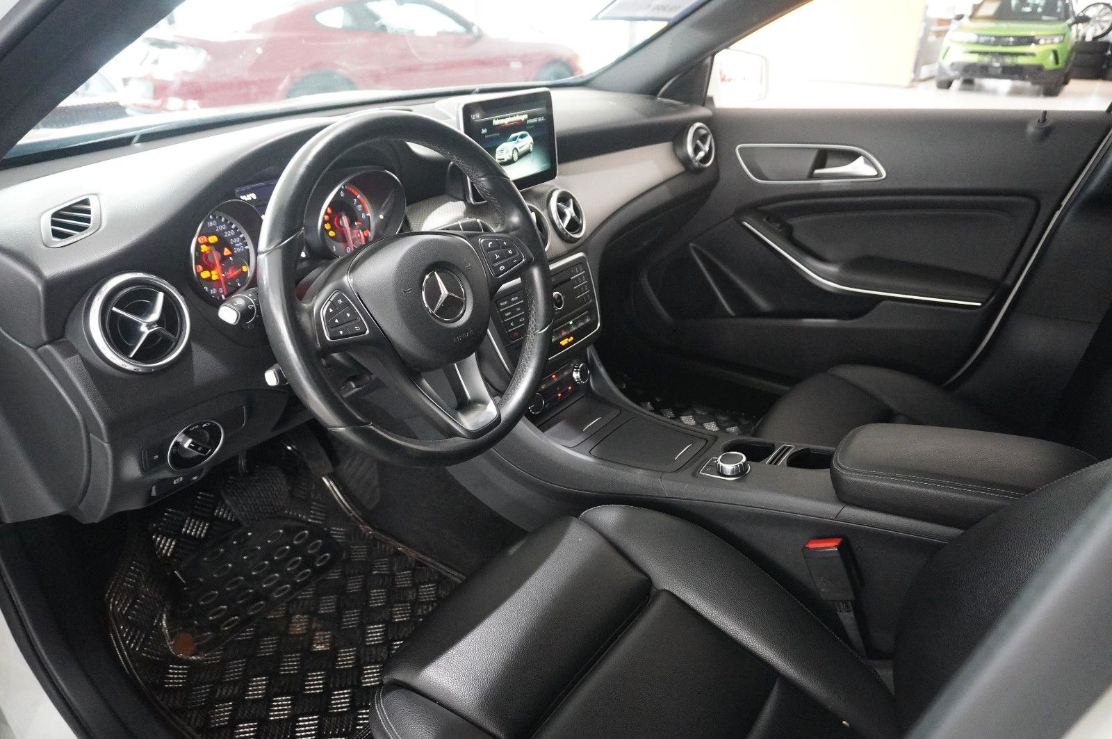 Fahrzeugabbildung Mercedes-Benz GLA 180 STYLE 7G-DCT NAVI/BI-XENON/SHZ/KAMERA