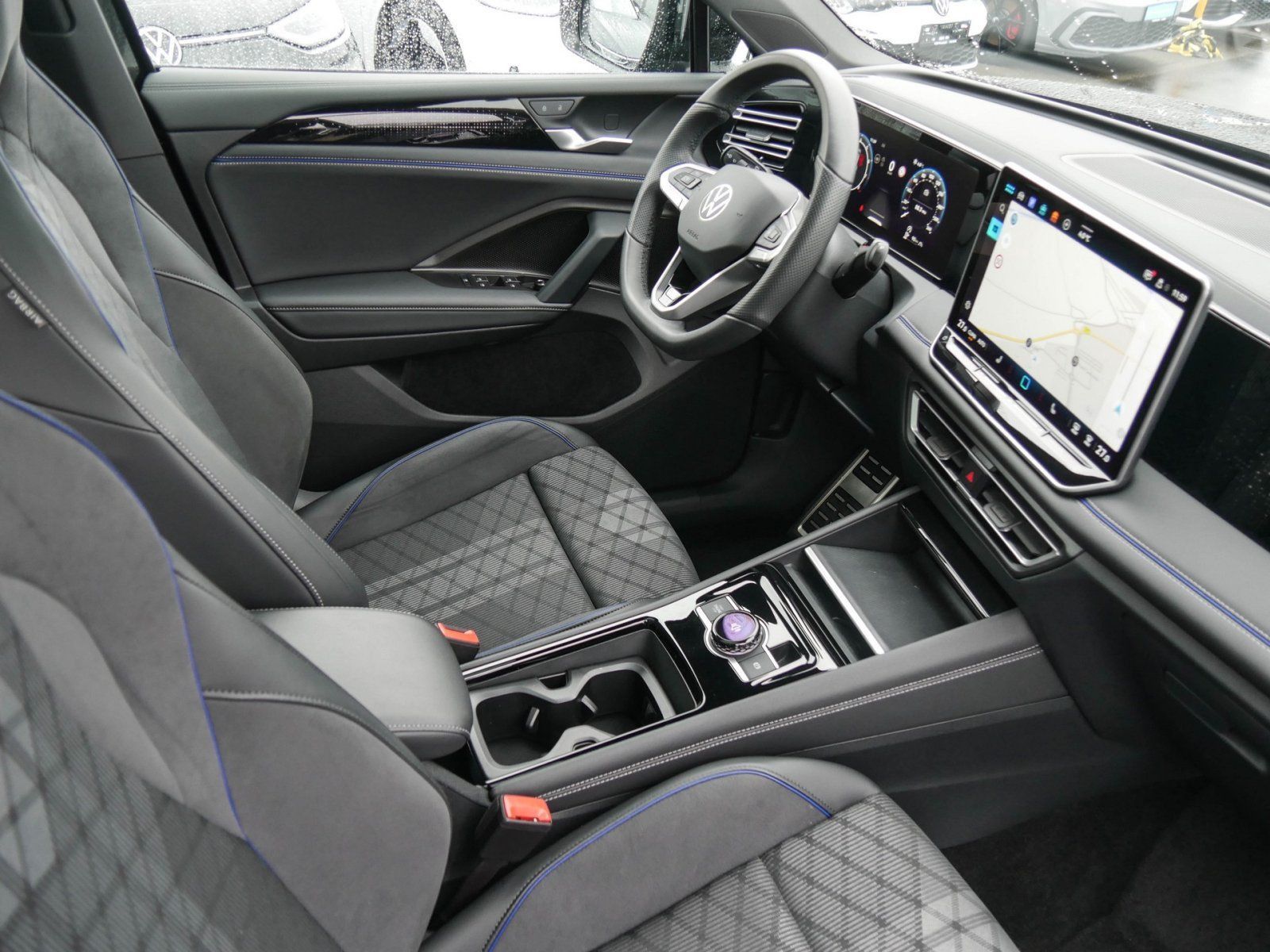 Volkswagen Tiguan R-Line 2.0 TSI AHK Kamera Pano DCC foto 3