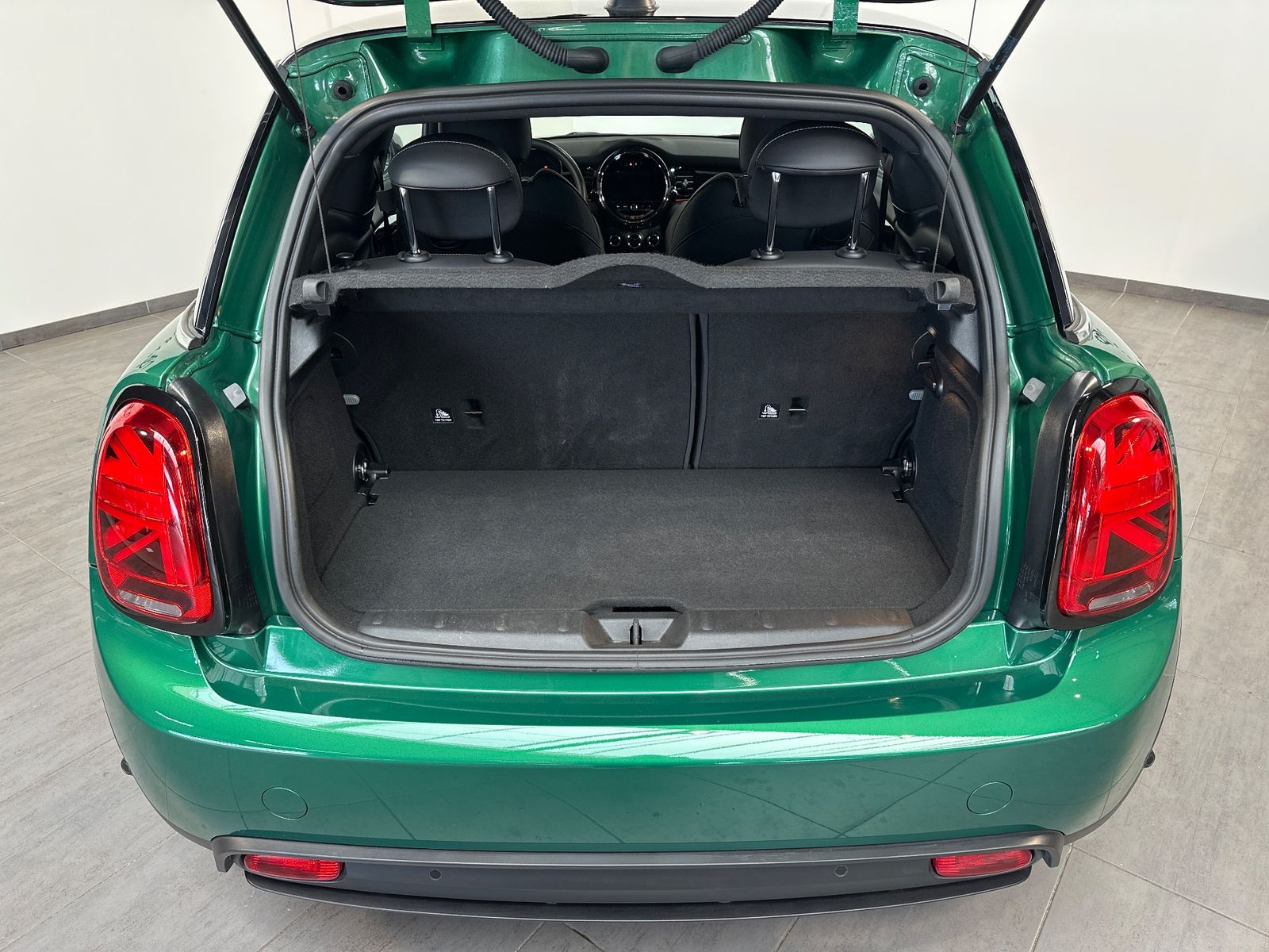 Fahrzeugabbildung MINI Cooper SE Classic Trim Black NAV+LED+KAM+SHZ