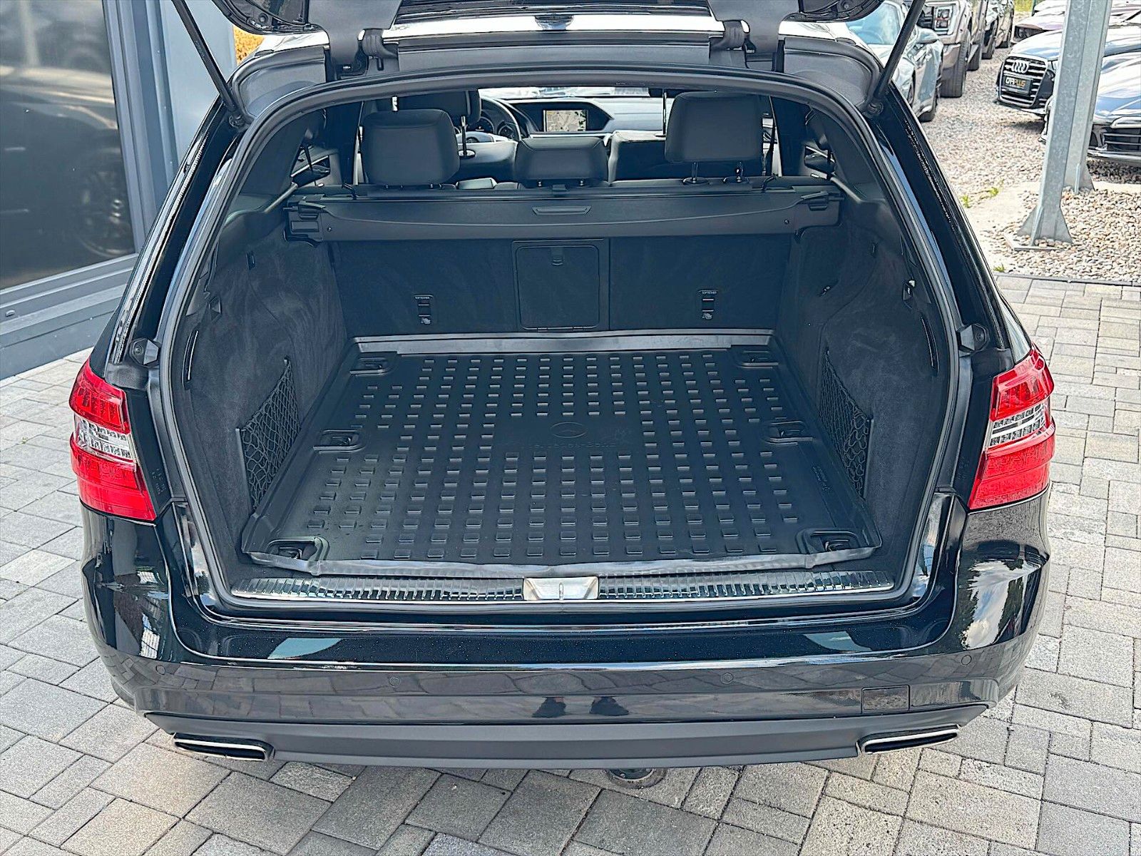Fahrzeugabbildung Mercedes-Benz E 500 CGI AMG Black Edition *ACC*Pano*Airmatic*