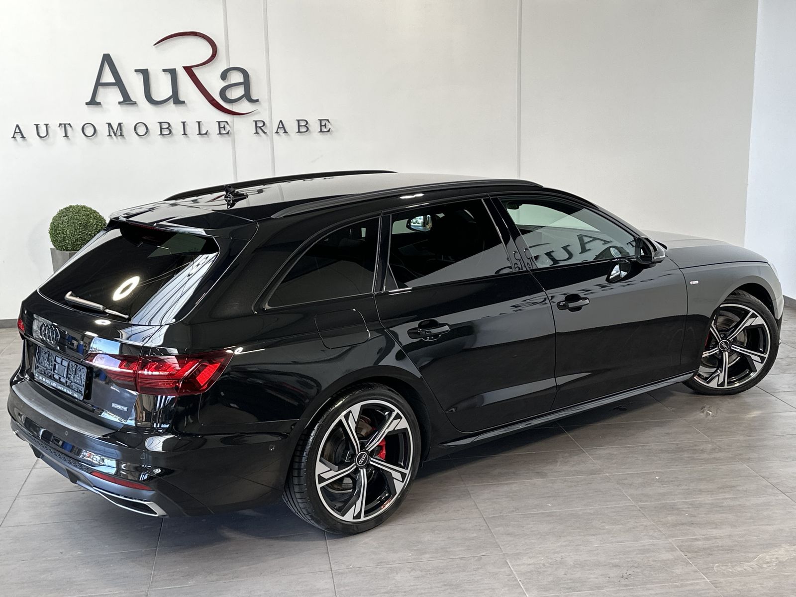 Fahrzeugabbildung Audi A4 Avant 40 TFSI Qu S-Line Black NAV+LED+AHK+360