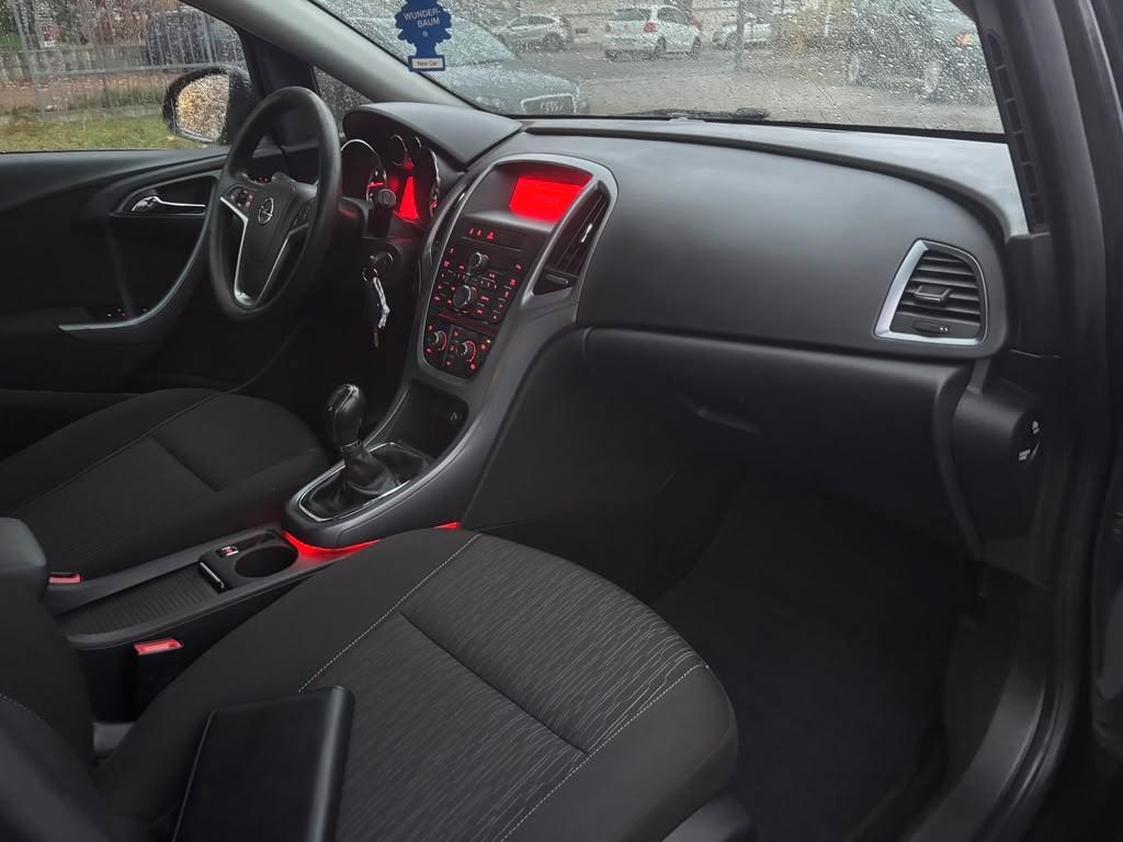 Opel Astra 2012 — photo 10