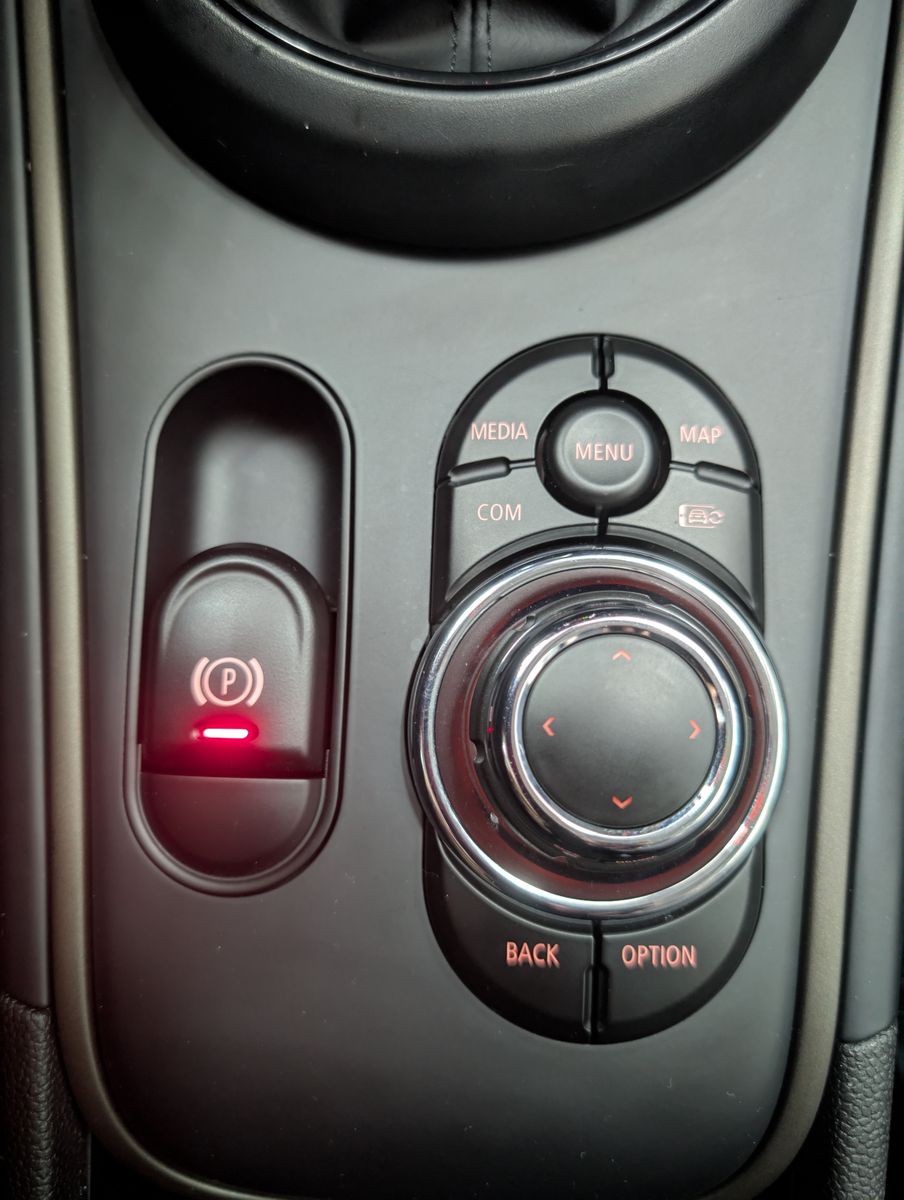 Fahrzeugabbildung MINI Cooper Countryman Untamed Edition LED TEMP PDC