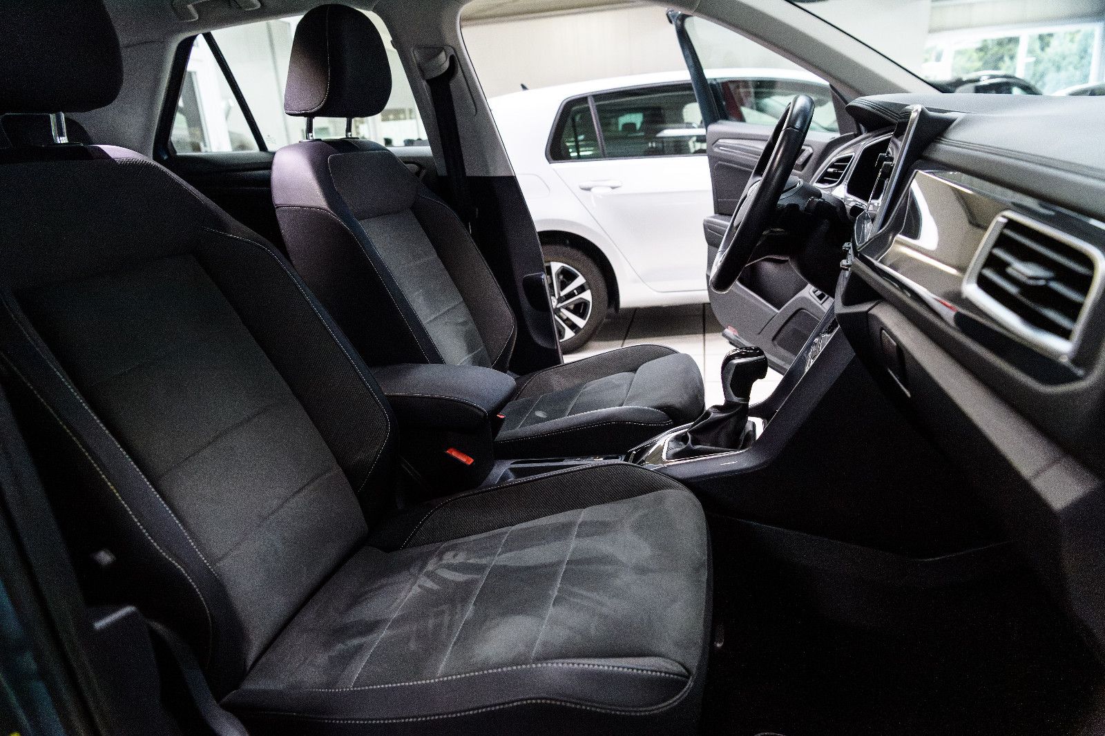 Fahrzeugabbildung Volkswagen T-Roc Style 1.5 TSI DSG LED+AHK+KEYLESS+KAMERA