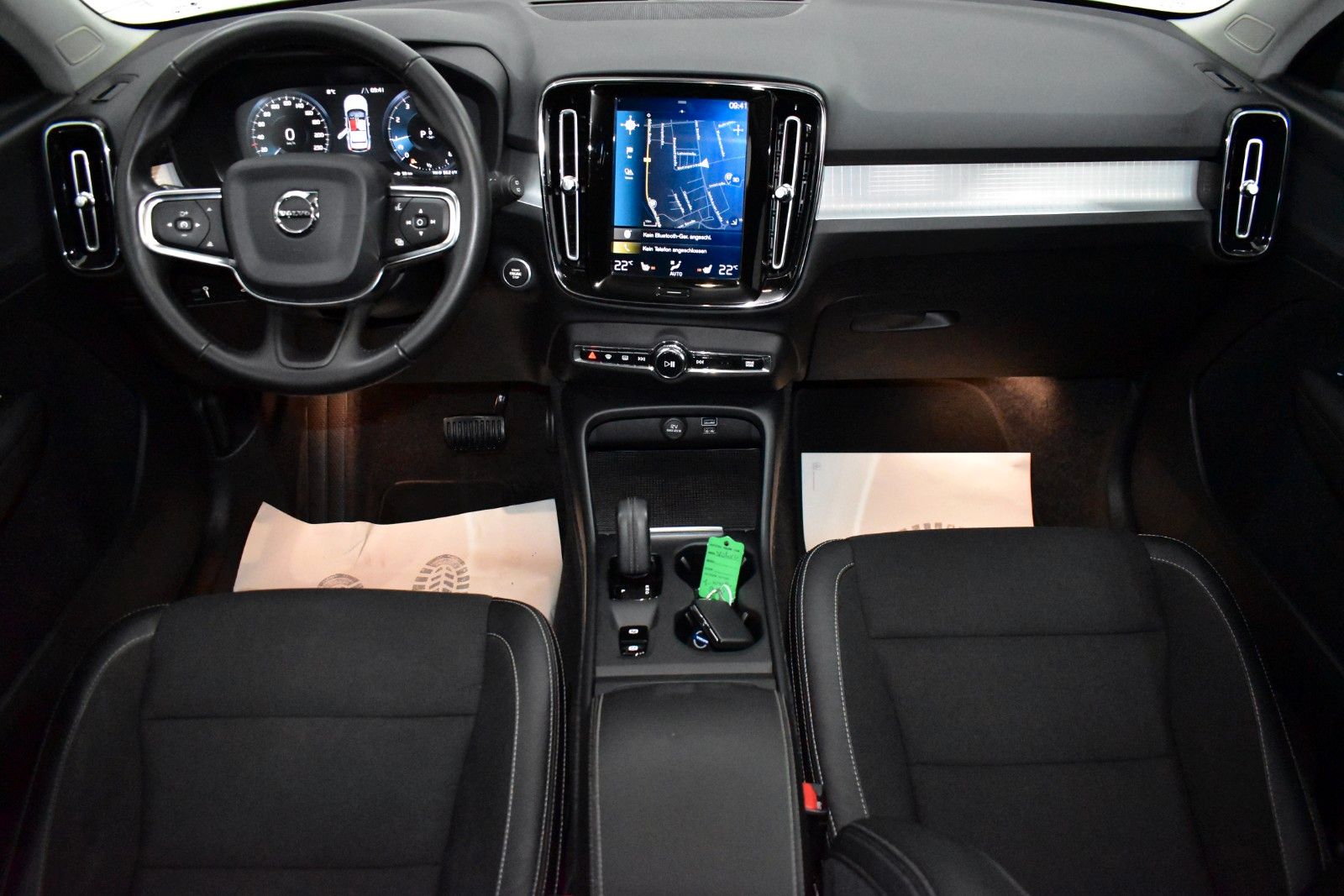 Fahrzeugabbildung Volvo XC 40 T3 Momentum Pro,TLeder,Navi,LED,360°Kamera