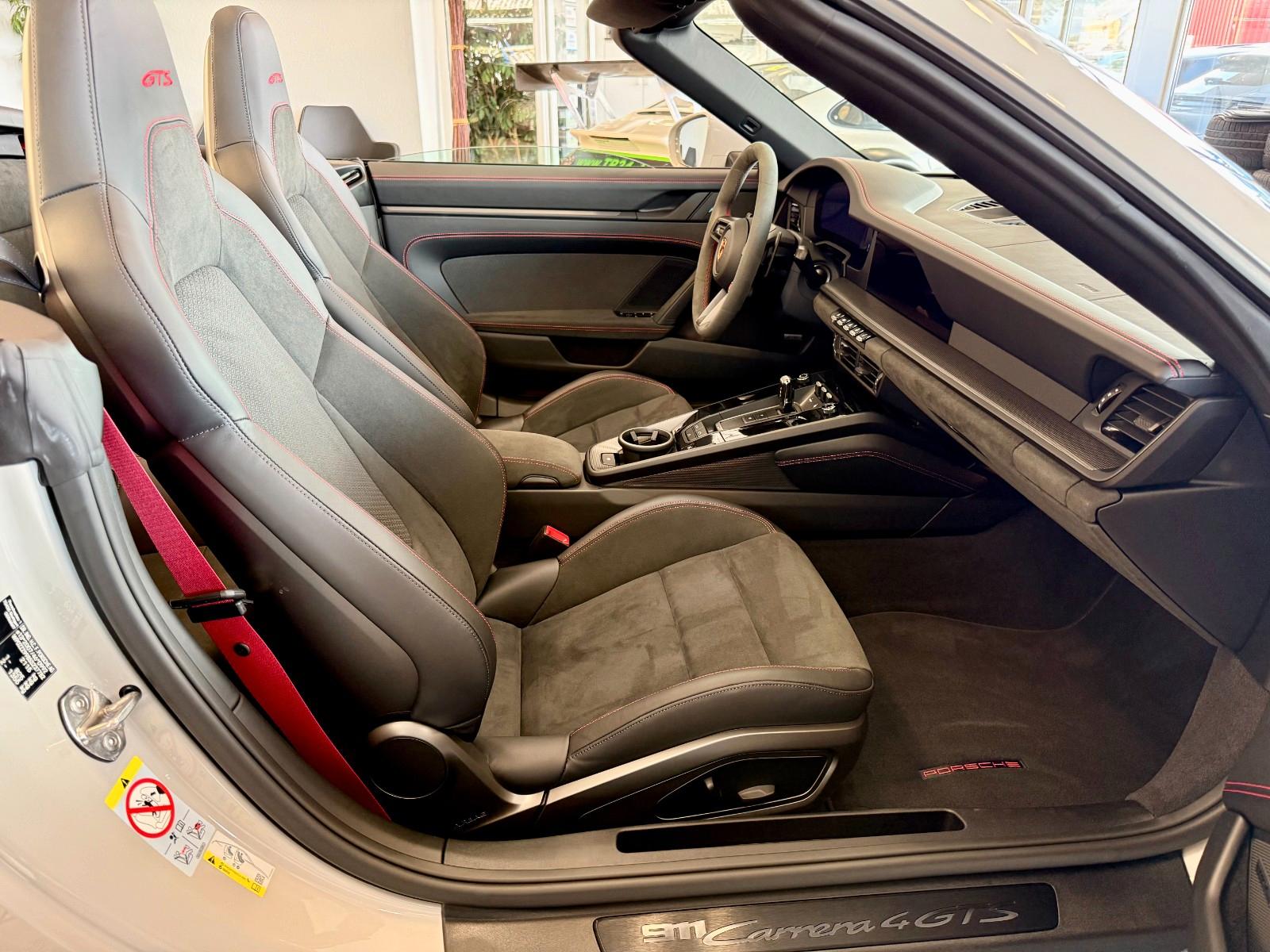 Porsche 911 992 Carrera 4 GTS Cabrio