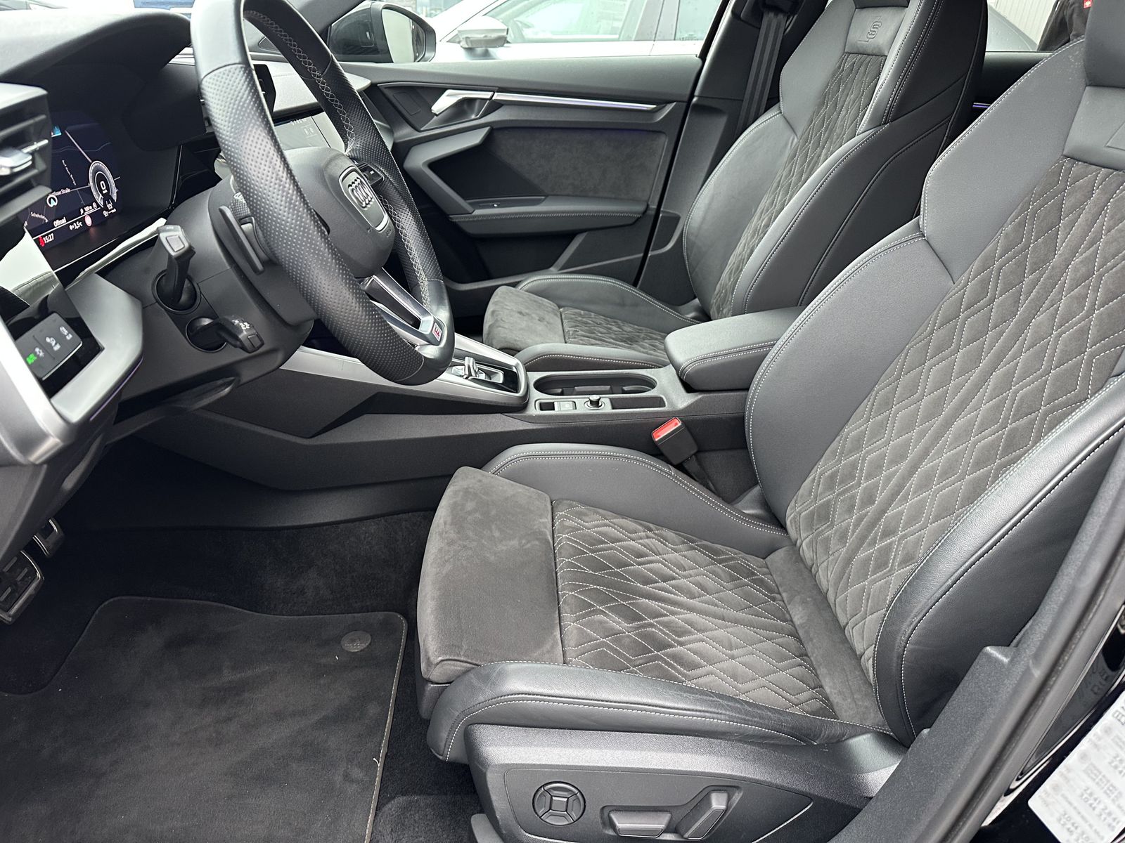 Fahrzeugabbildung Audi A3 SpB 40 TFSI e S-Line Black NAV+LED+B&O+KAMERA