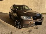 BMW  X5 E70 PANO StaHZg Voll Garagenfzg 2te Hd Leder - BMW X5 aus 2010 mit Diesel-Antrieb