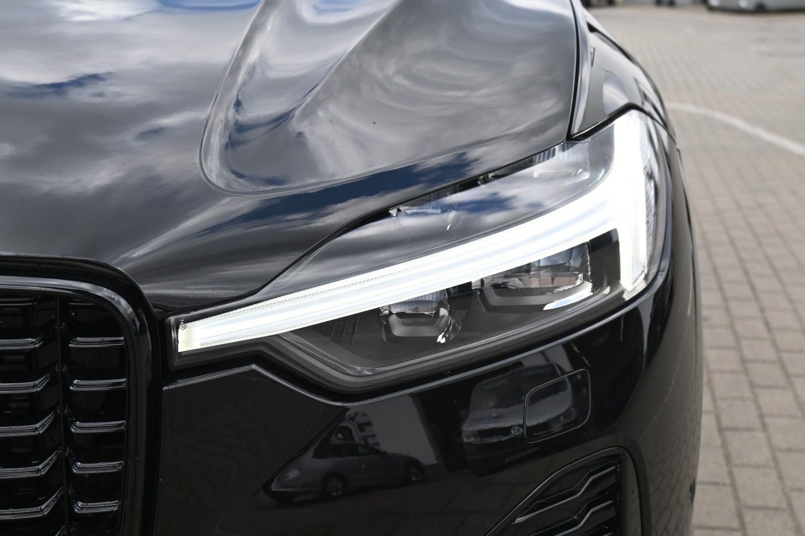 Fahrzeugabbildung Volvo XC60 T6 RC AWD Plus Black Edition*360°*ACC*AHK