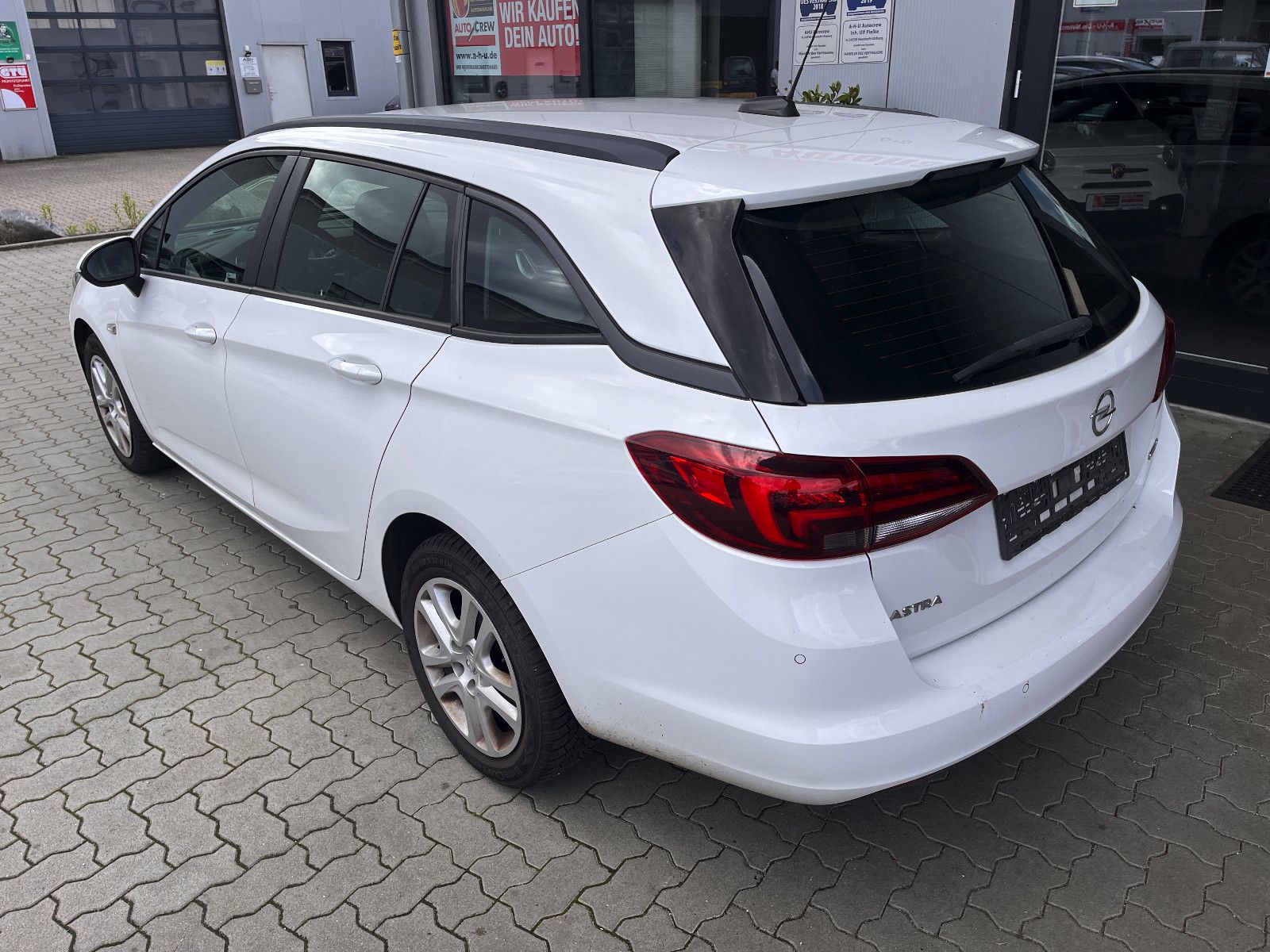 Fahrzeugabbildung Opel Astra K Sports Tourer Edition Seitenschaden