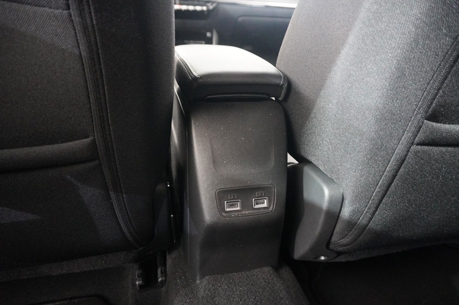 Fahrzeugabbildung Peugeot 2008 1.2 HYBRID ALLURE E-DSC NAVI/LED/SPORT/VIRT