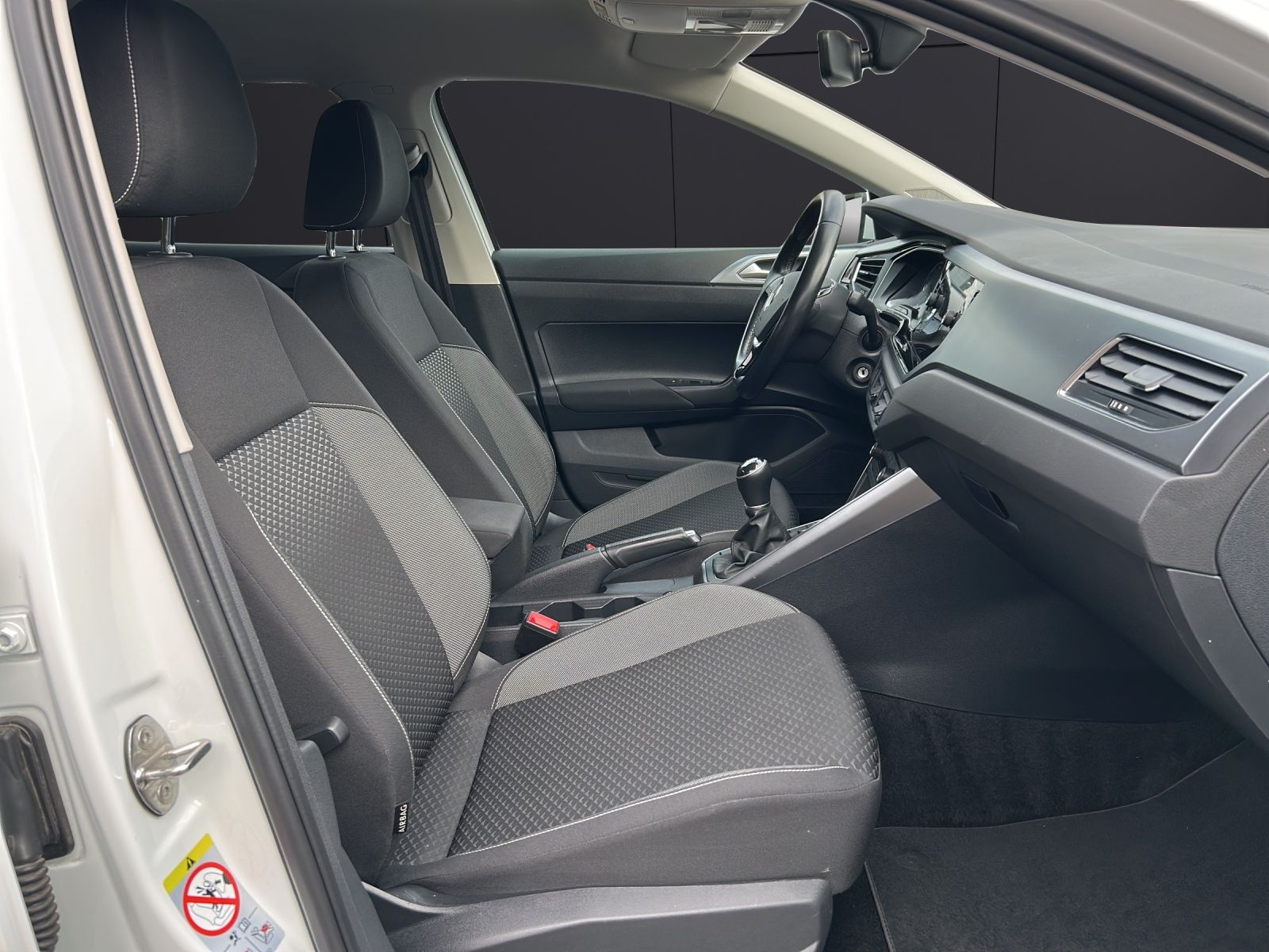 Fahrzeugabbildung Volkswagen Polo TSI Active LED Climatronic ACC PDC SH LM