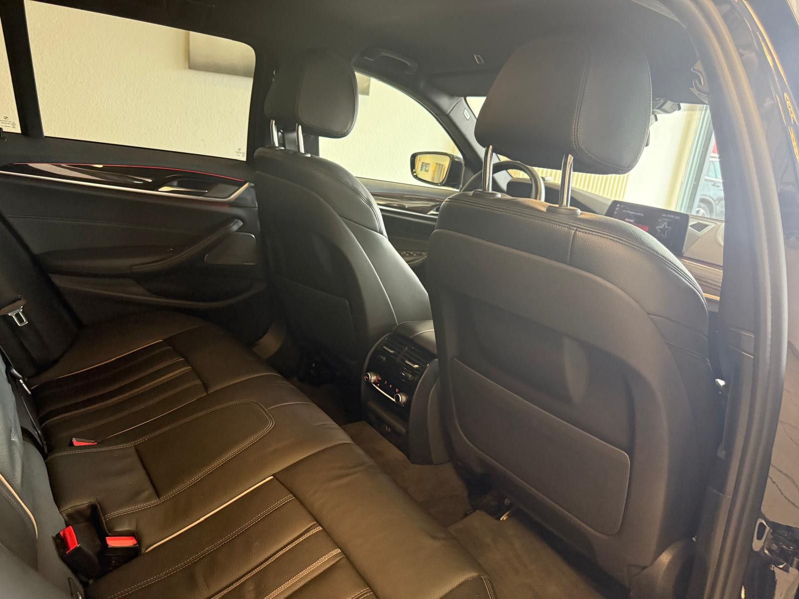Fahrzeugabbildung BMW 540i Touring xDrive M /1.HAND/ SCHECKHEFT