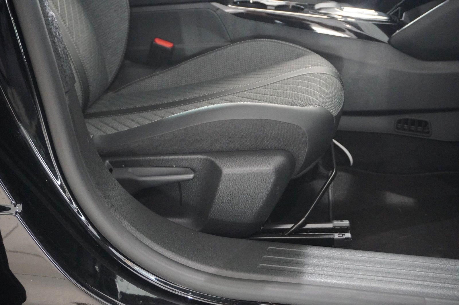 Fahrzeugabbildung Peugeot 2008 1.2 HYBRID ALLURE E-DSC NAVI/LED/SPORT/VIRT
