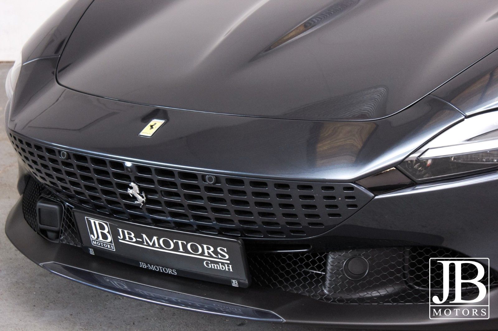 Fahrzeugabbildung Ferrari Roma Beifahrer Display Surround View Kamera JBL