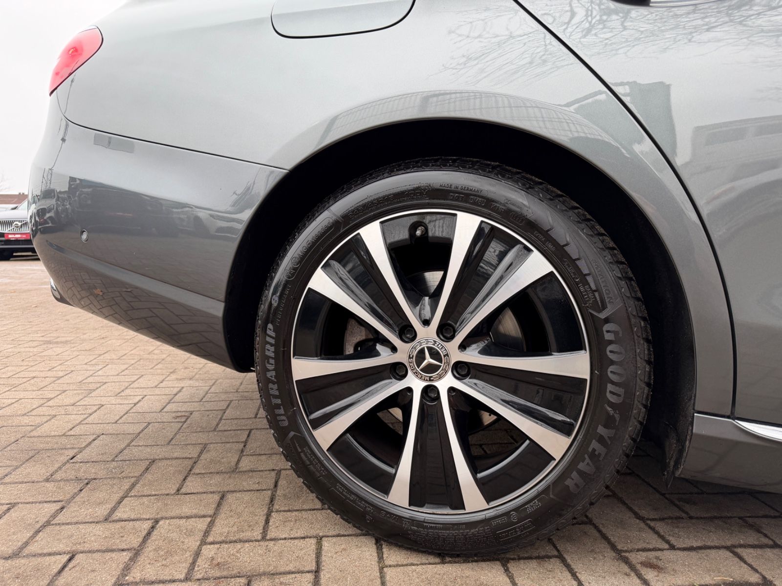 Fahrzeugabbildung Mercedes-Benz E 220d T BURMESTER*PANO*LEDER*ACC*MUTLIBEAM*LED