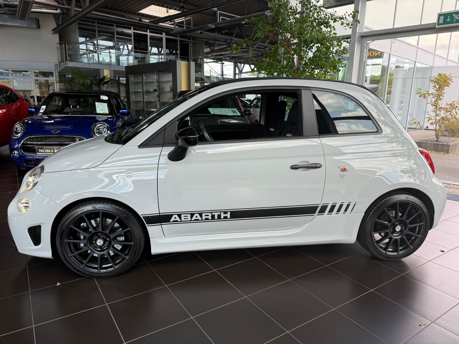 Fahrzeugabbildung Abarth 595C Cabrio Competizione KLIMA NAV PDC Beats