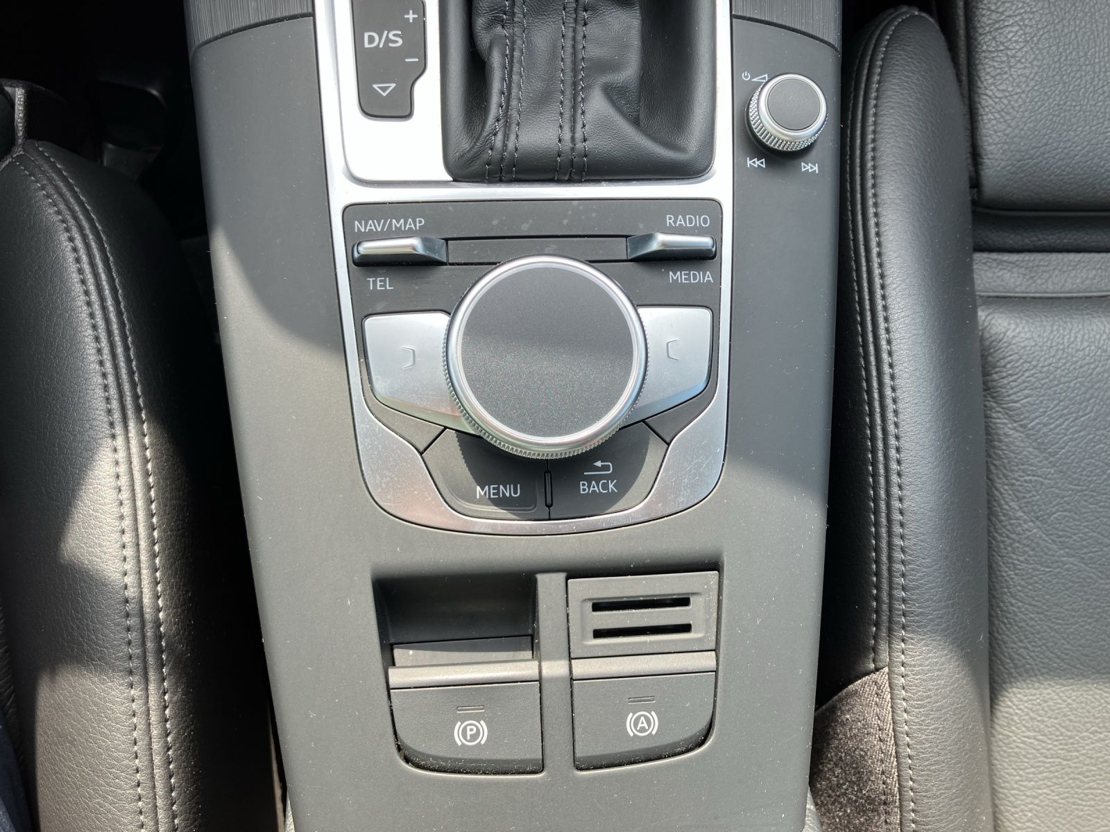 Fahrzeugabbildung Audi A3 Sportback S-Line S-tronic LED Navi ACC SHZ PD