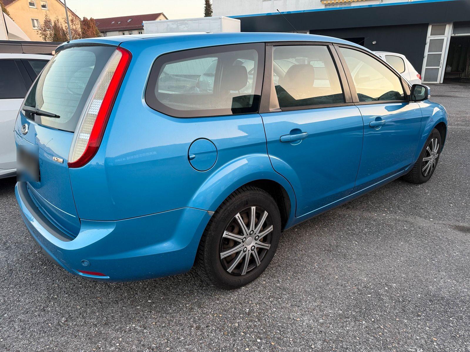 Ford Focus 2010 — rear view