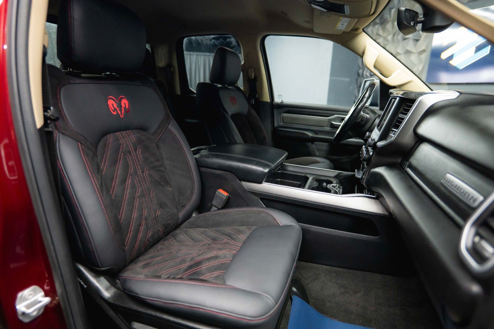 Fahrzeugabbildung Dodge RAM 5.7 V8 HEMI 4x4 OFFROAD Night Limited LONG