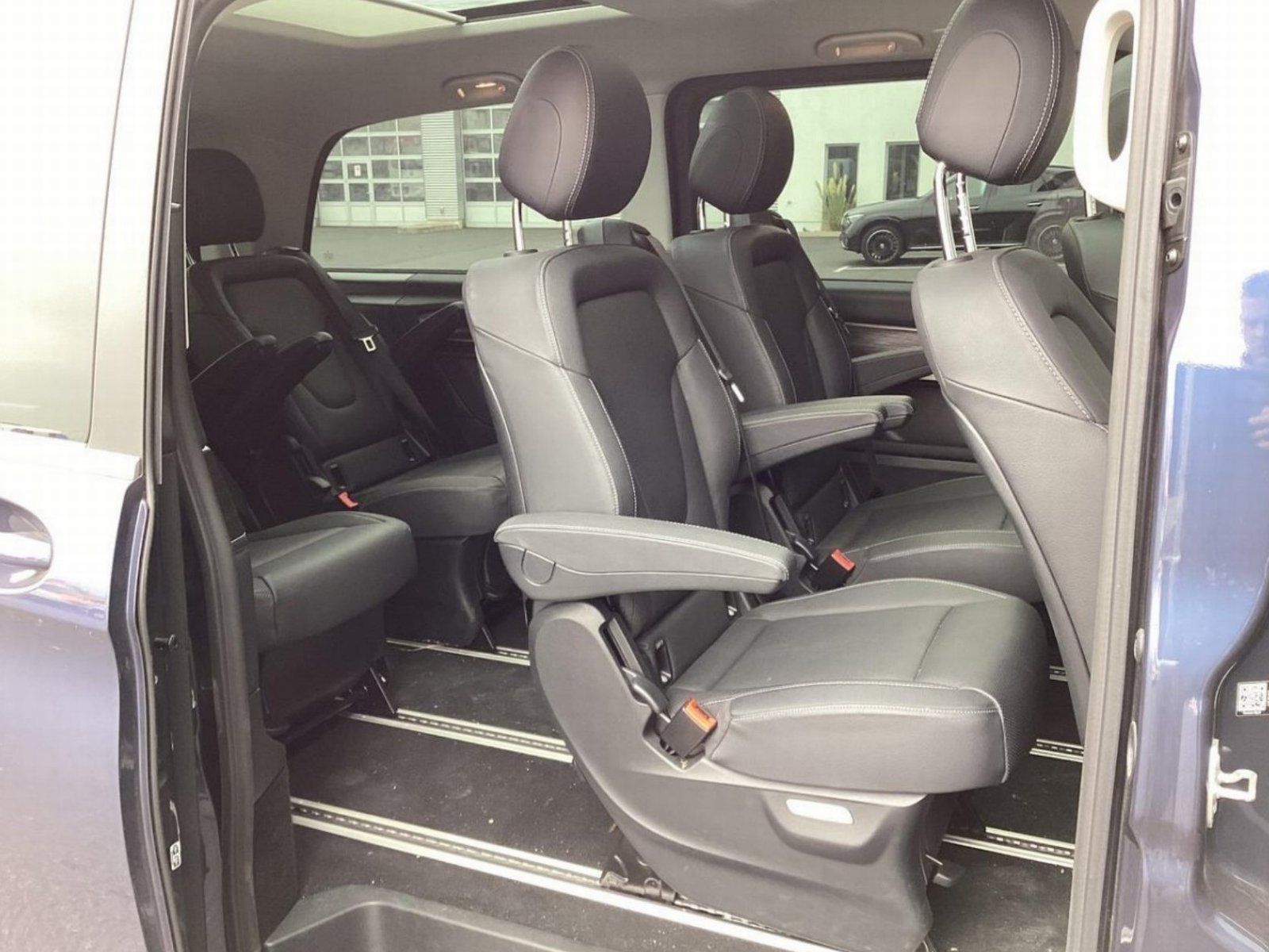 Fahrzeugabbildung Mercedes-Benz EQV300 L AVANTGAR Pano DISTRO Sitzklima AIRMATIC