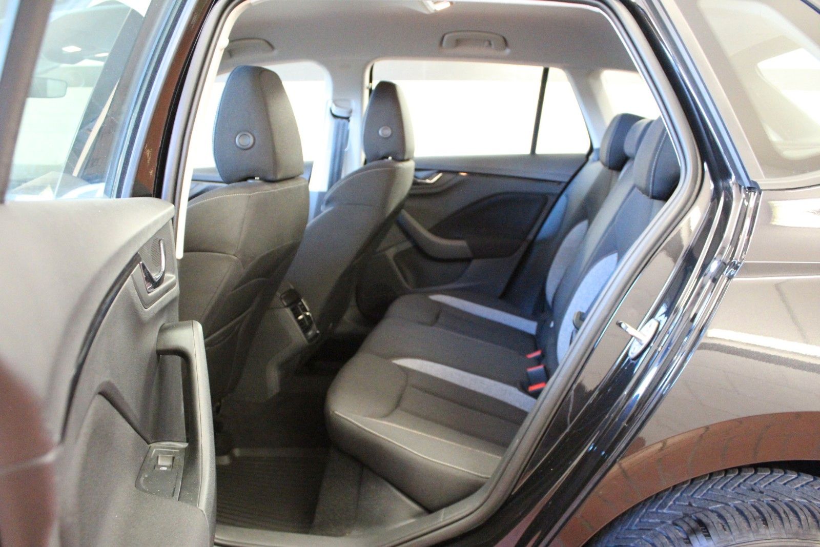 Fahrzeugabbildung SKODA Kamiq 1.0 TSI 85kW Selection *AHK schwenkbar*