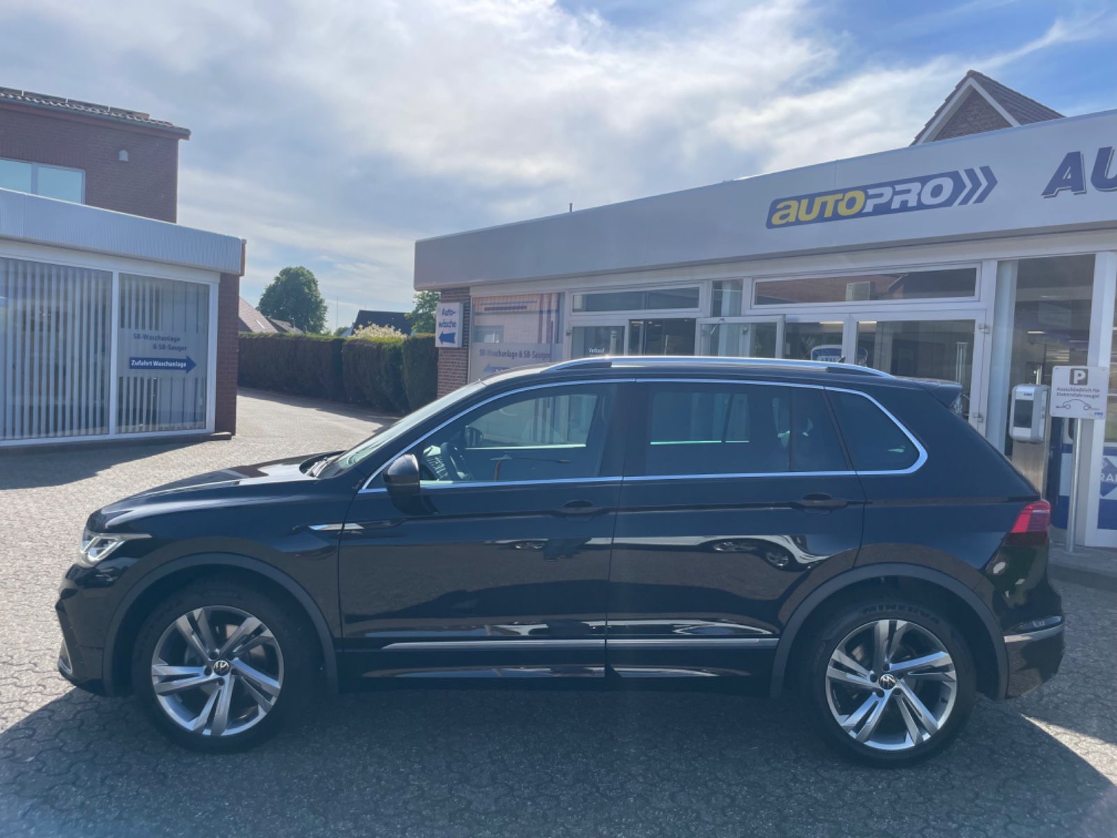 Fahrzeugabbildung Volkswagen Tiguan 1.5 TSI DSG R-Line IQ.Light/IQ.Drive/Navi